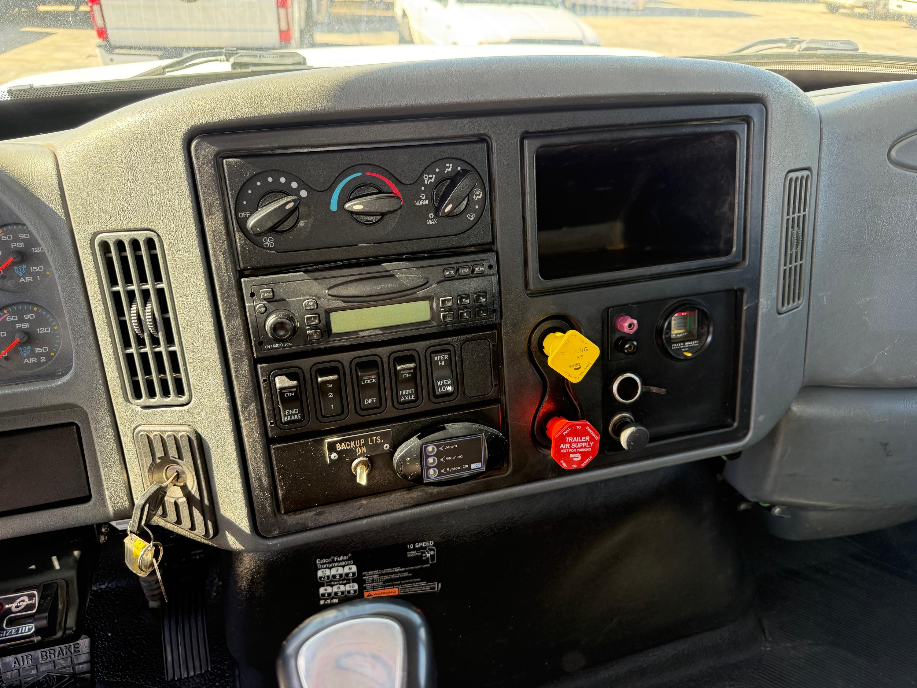 2006 International 4x4 Tanker - image 8