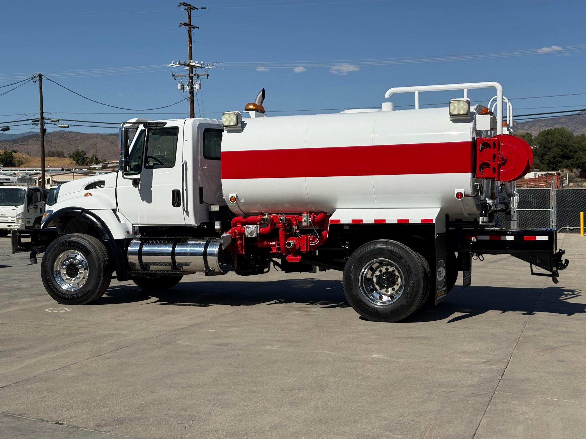 2006 International 4x4 Tanker - image 2