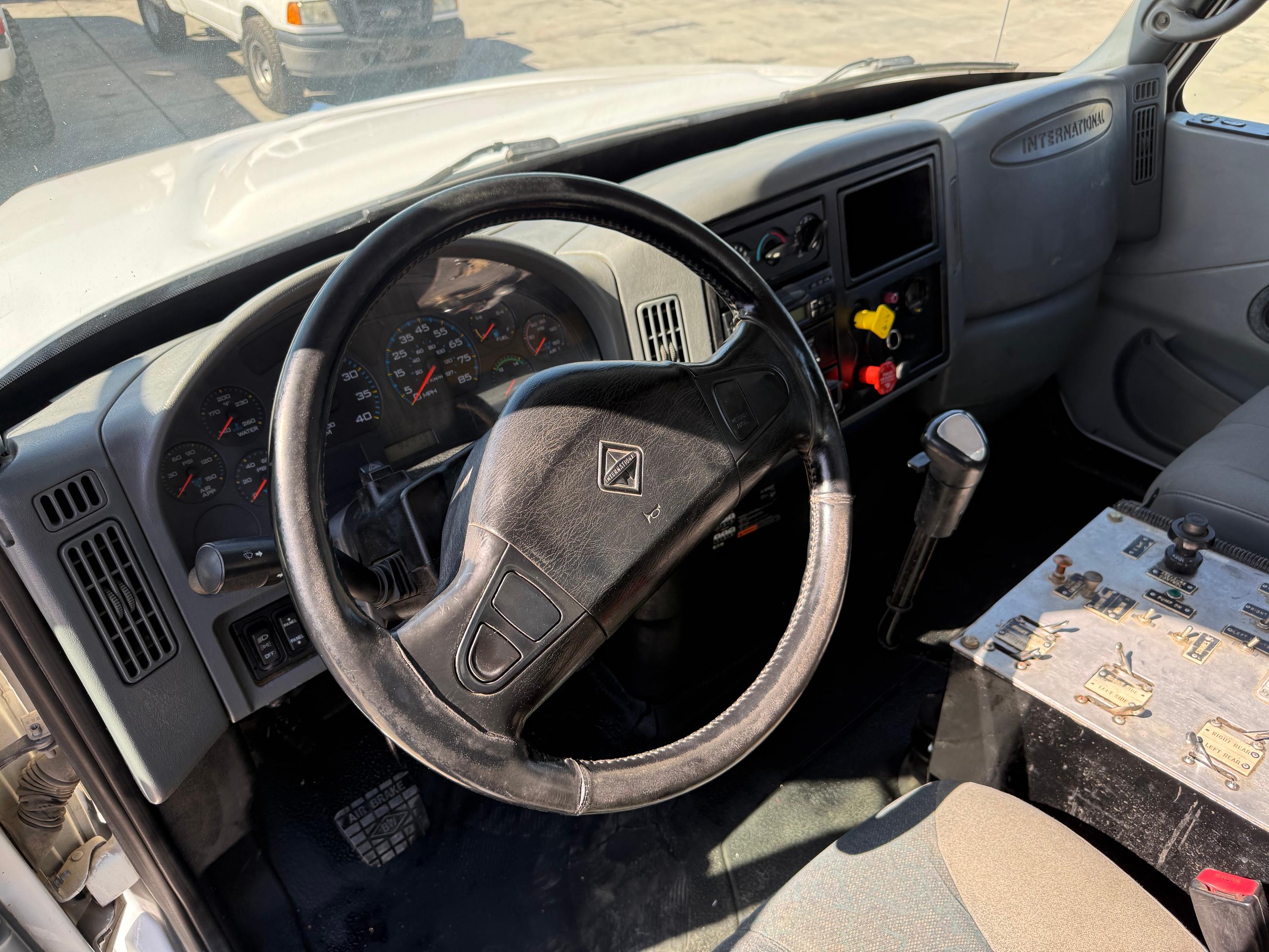 2006 International 4x4 Tanker - image 7
