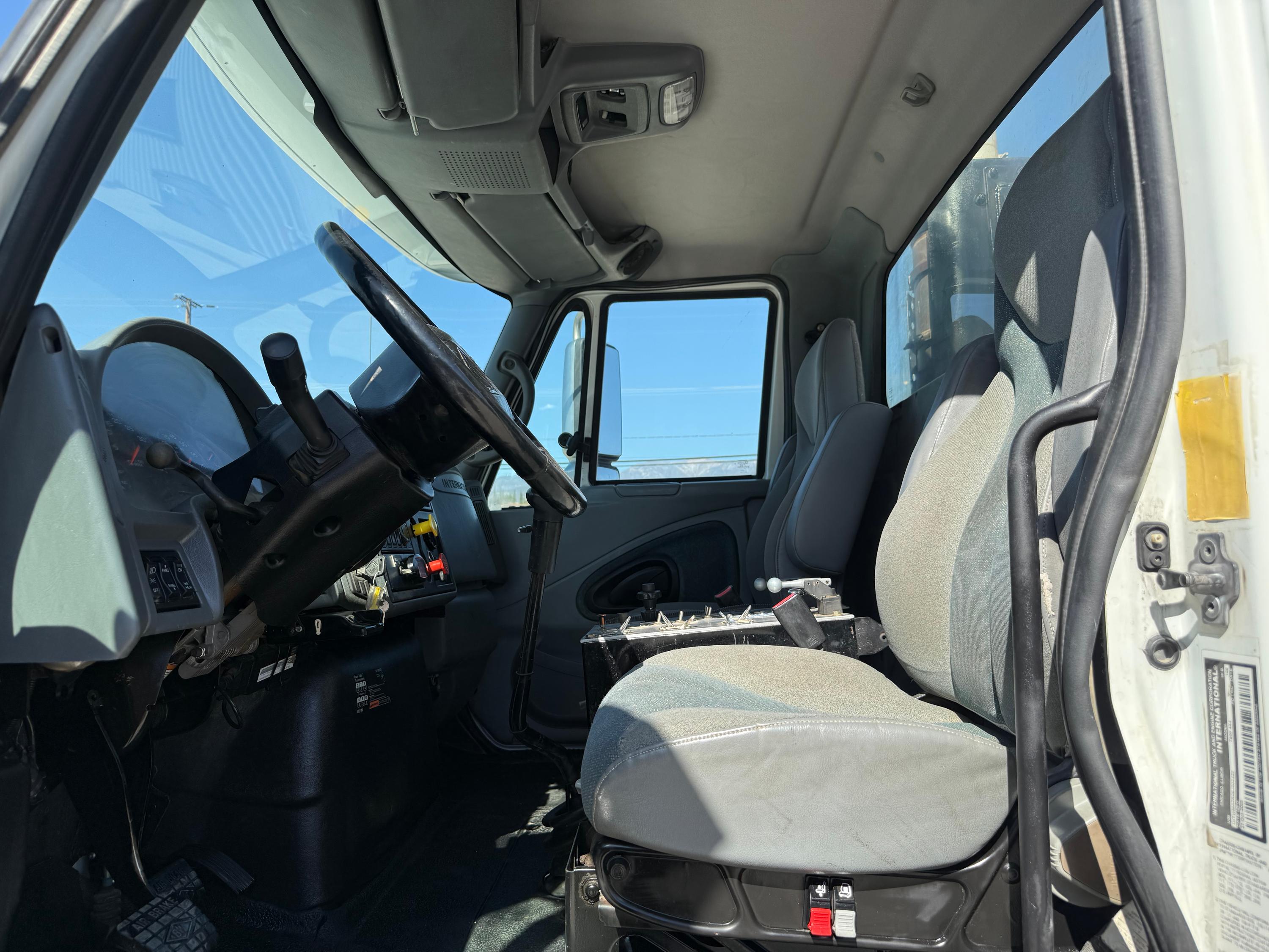 2006 International 4x4 Tanker - image 6