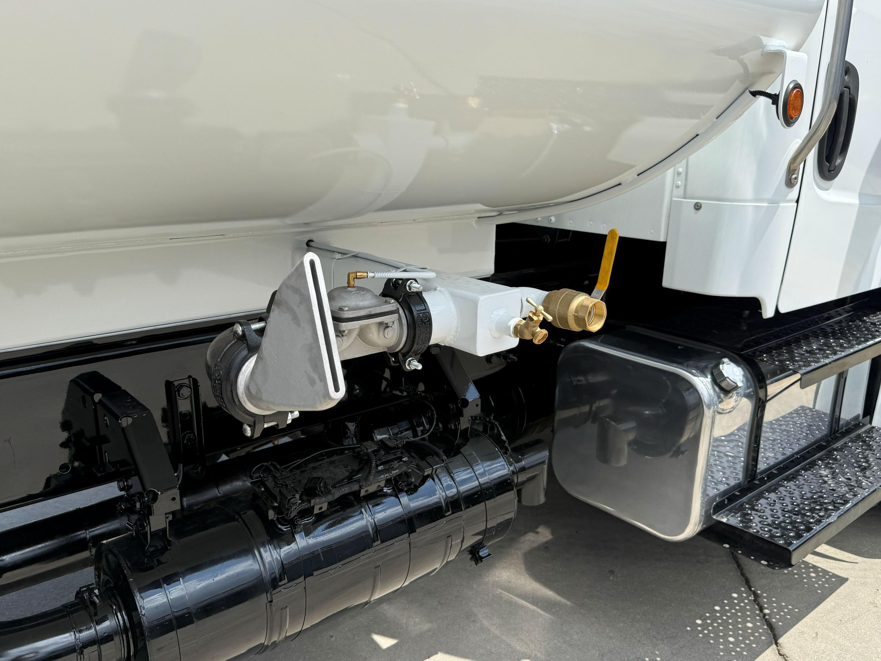 2015 Freightliner M2 Tanker - image 6