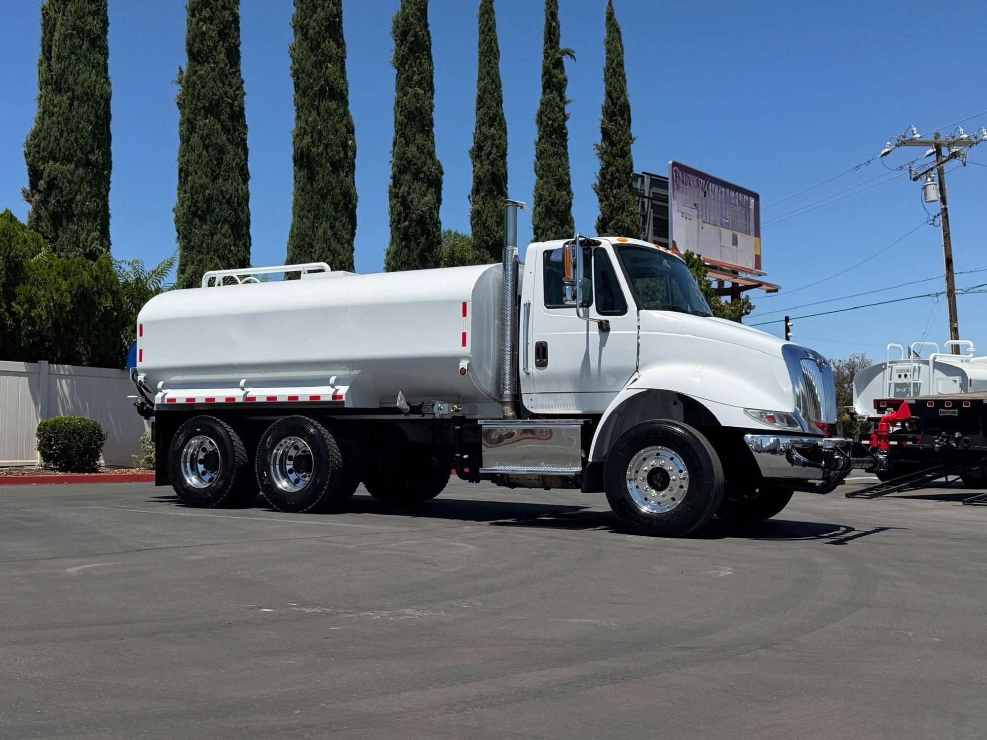 2016 International 8600 Tanker - image 3
