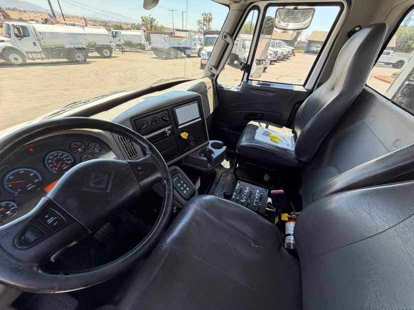 2016 International 8600 Tanker — photo 4