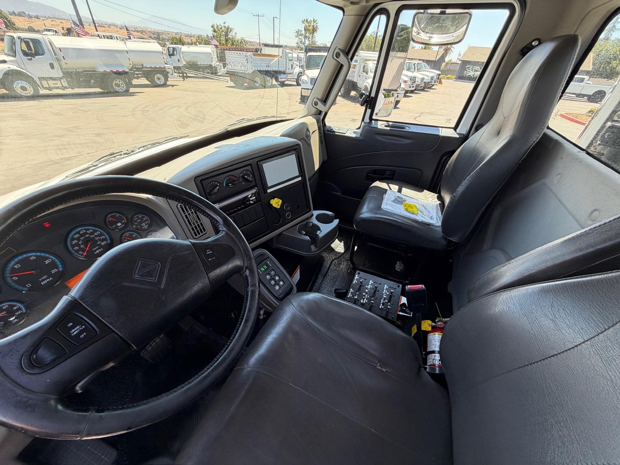2016 International 8600 Tanker - image 4