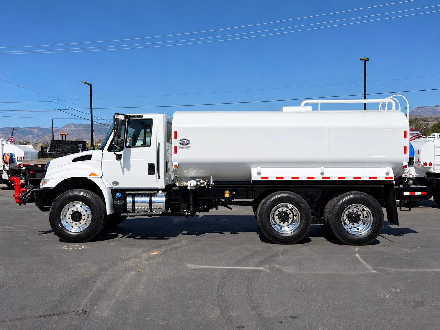 2018 International 4300 Tanker - image 3