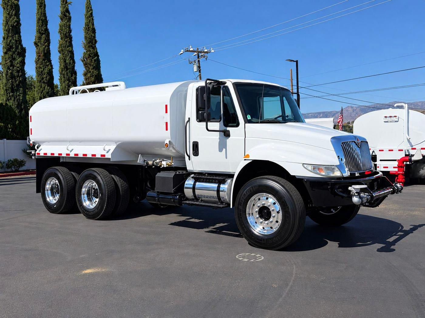 2018 International 4300 Tanker - image 2