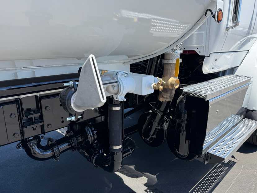 2016 International 8600 Tanker — photo 5