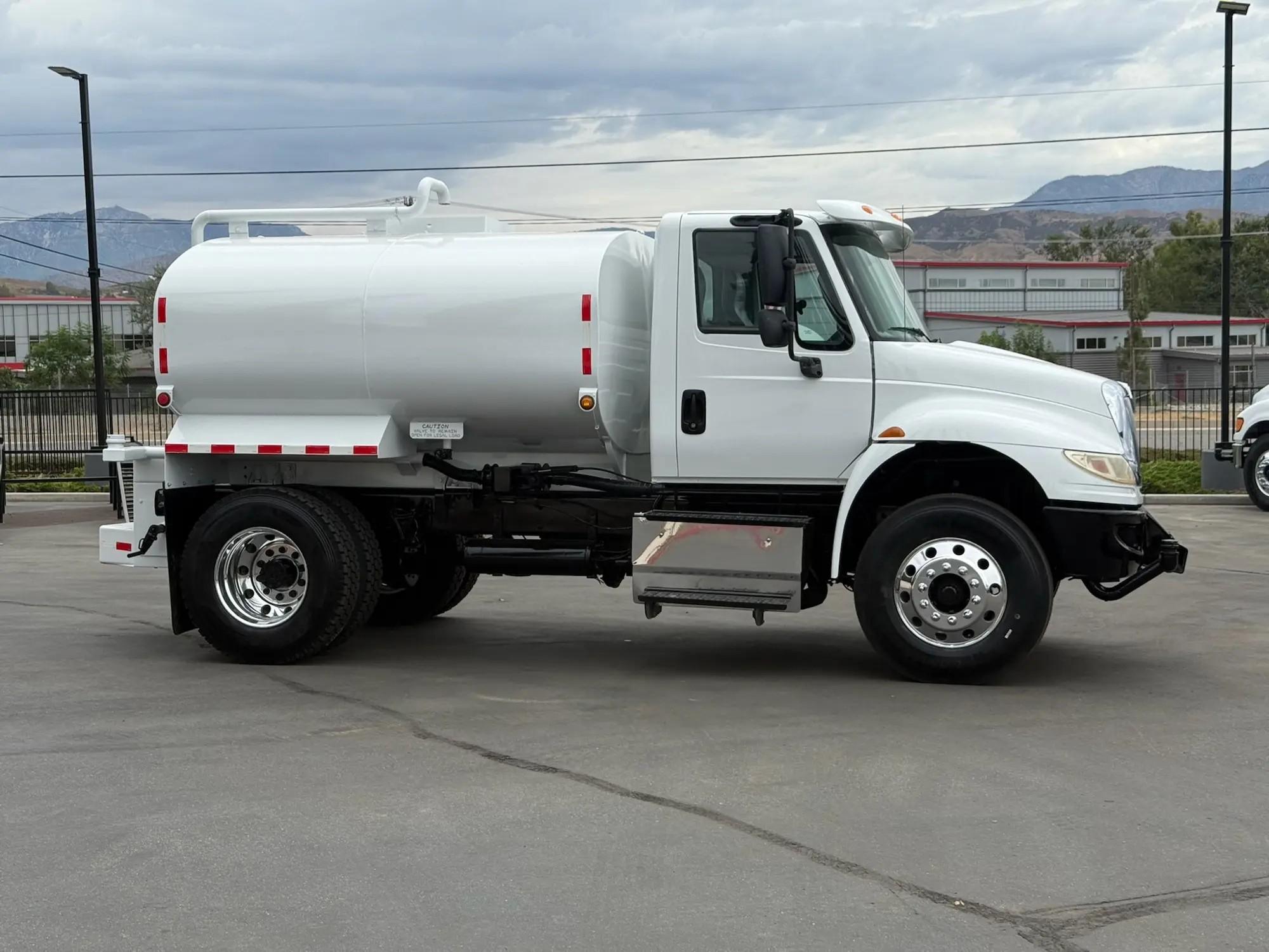 2015 International 4300 Tanker - image 3