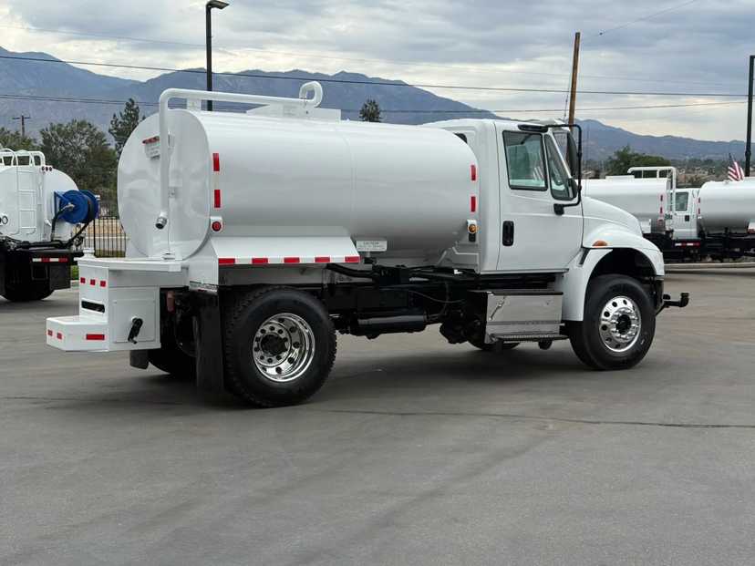 2015 International 4300 Tanker — photo 2