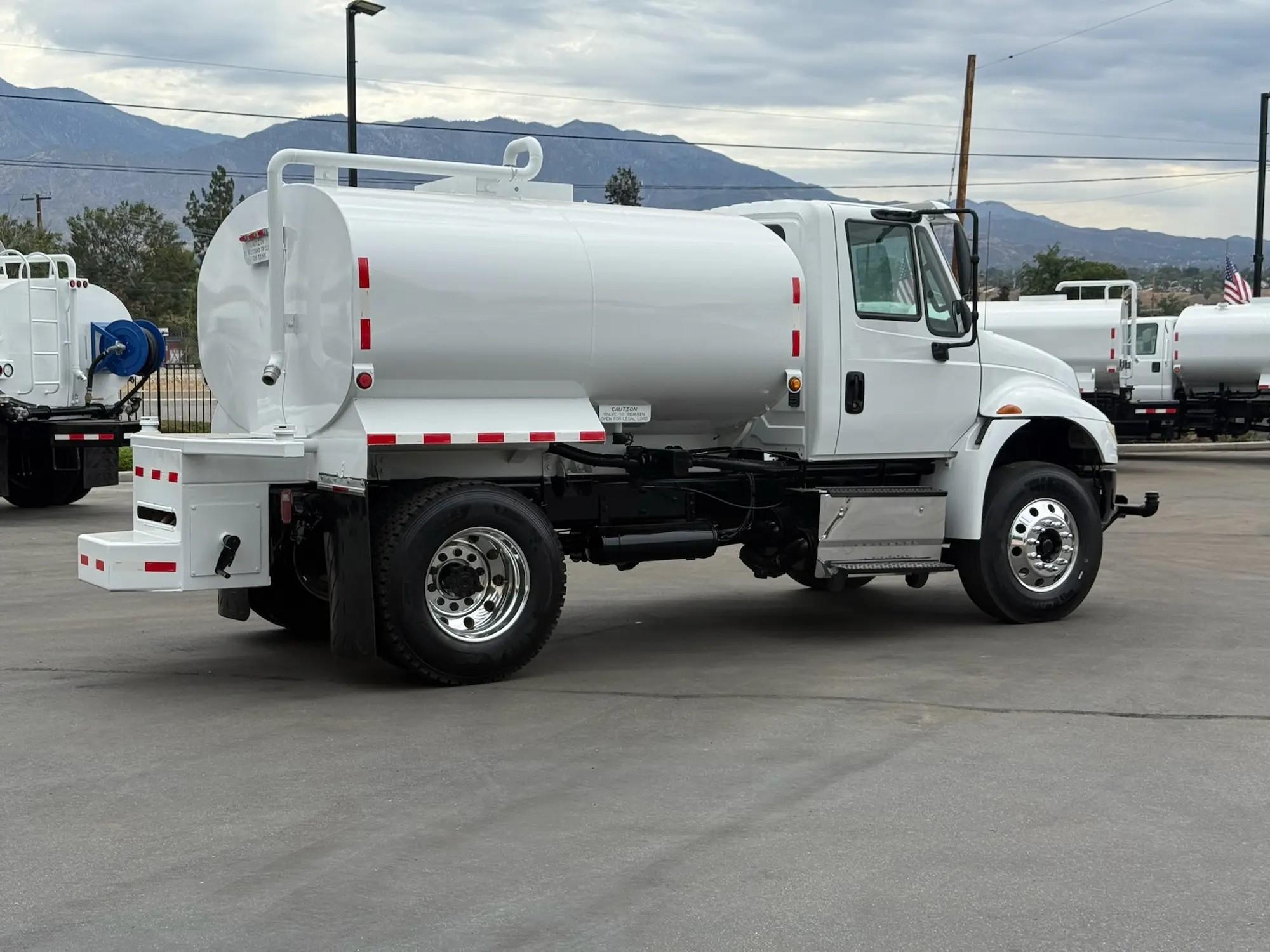 2015 International 4300 Tanker - image 2