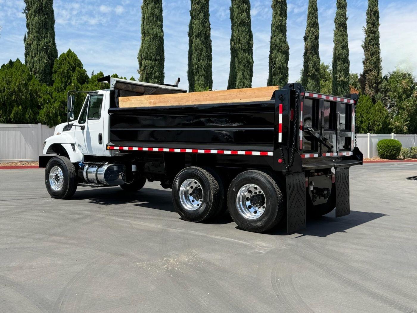 2018 International 7400 Dump Truck - image 4