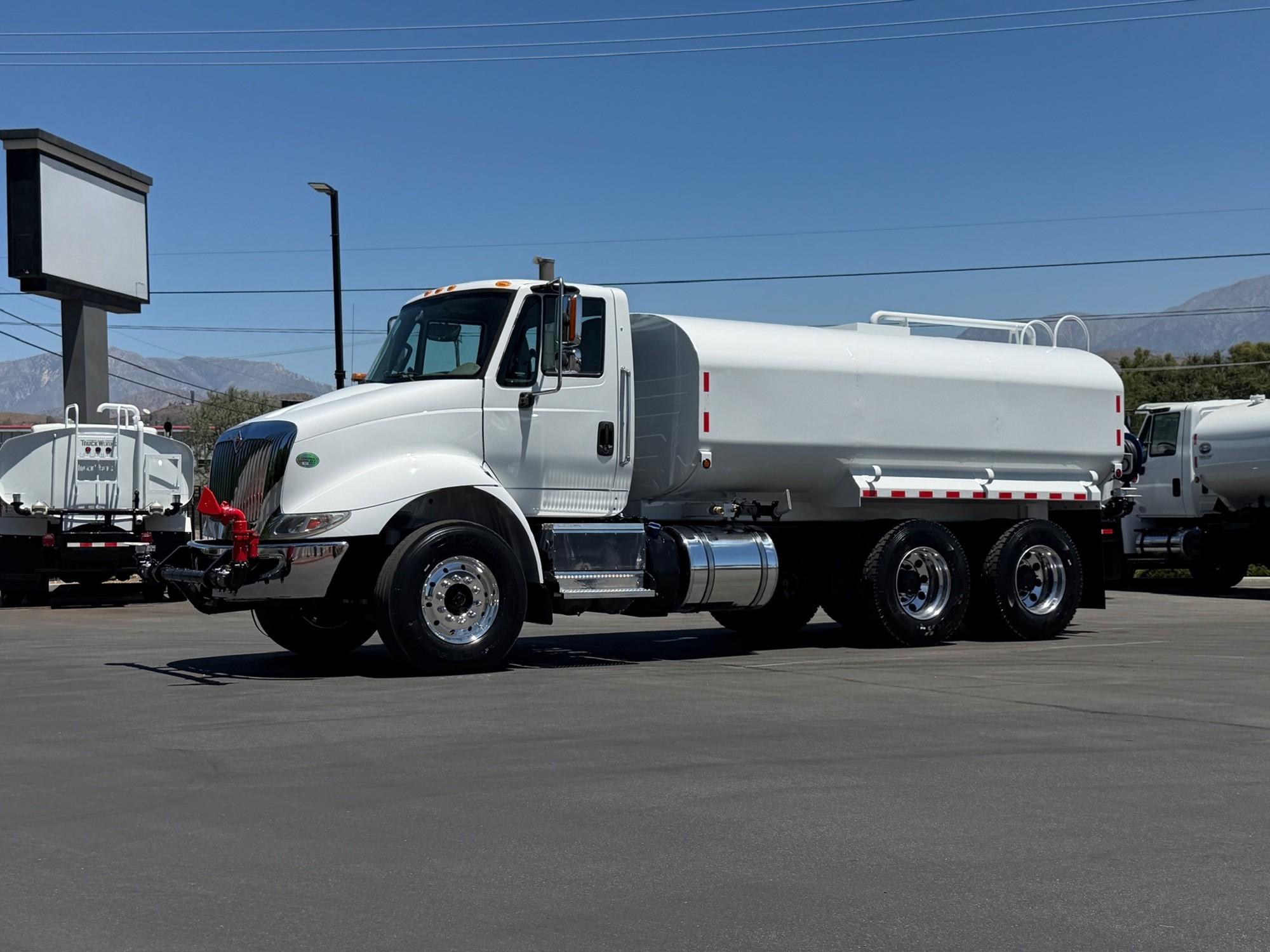 2016 International 8600 Tanker - image 1