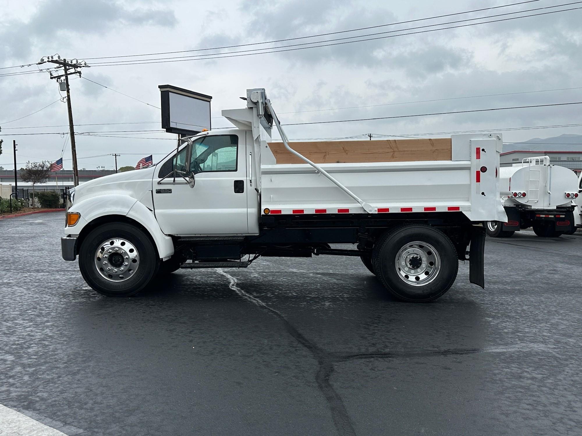 2005 Ford F650 Dump Truck - image 2