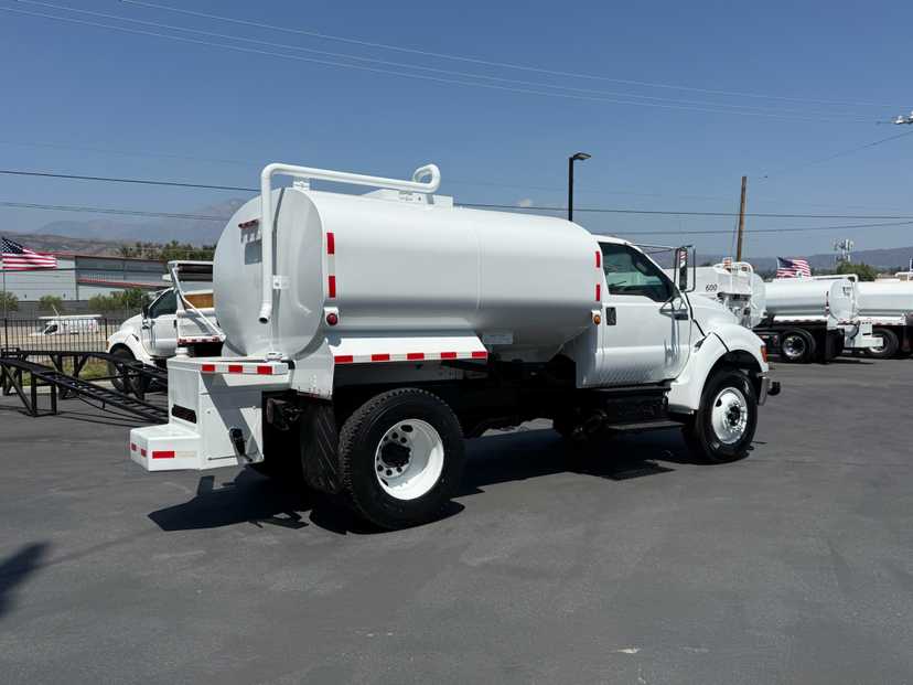 2015 Ford F750 Tanker — photo 2