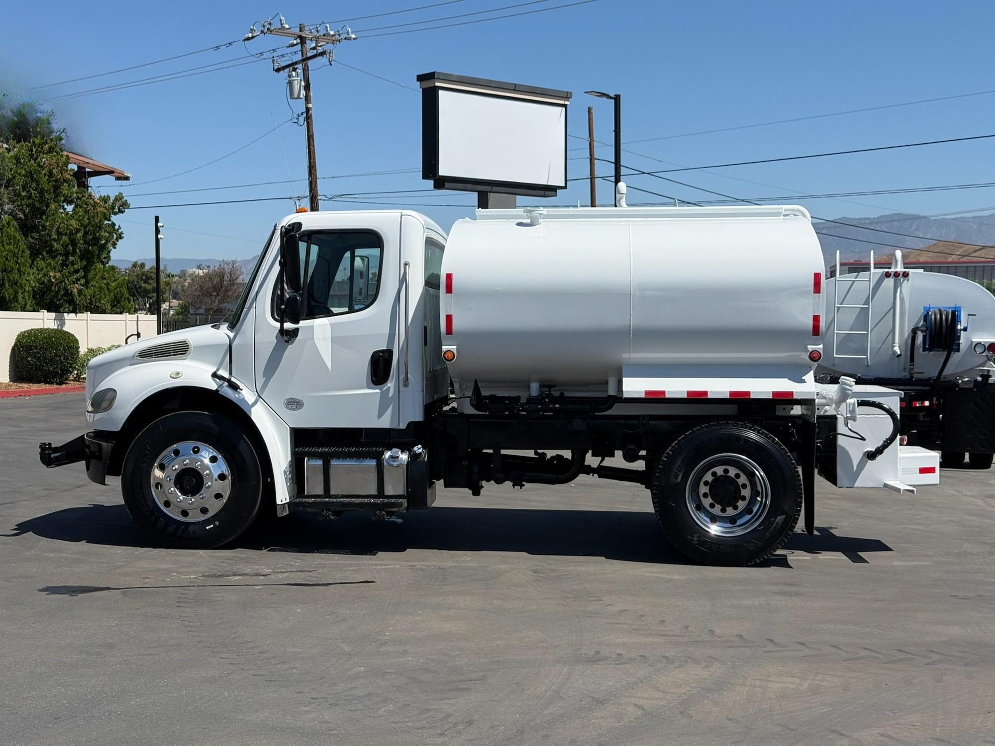 2019 Freightliner M2 106 Tanker - image 2