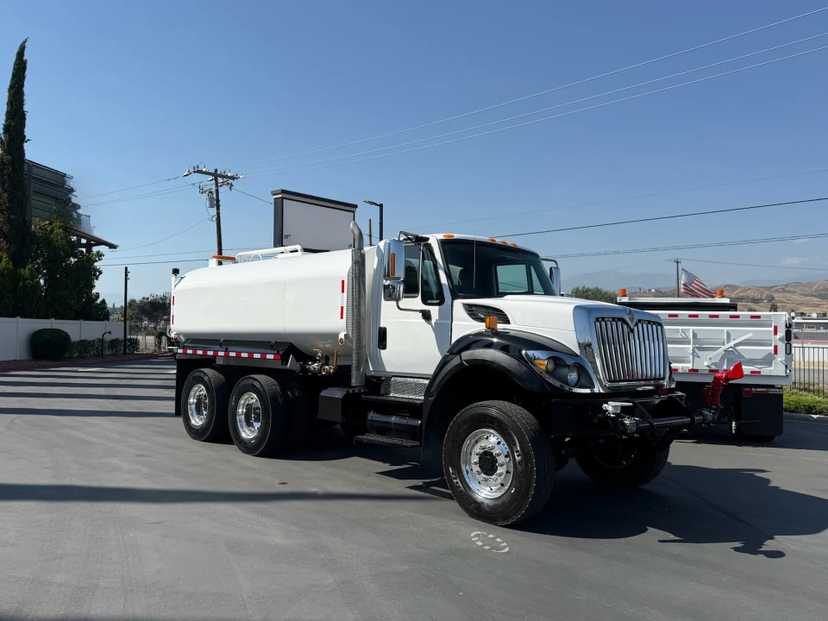 2010 International 7400 Tanker — photo 2