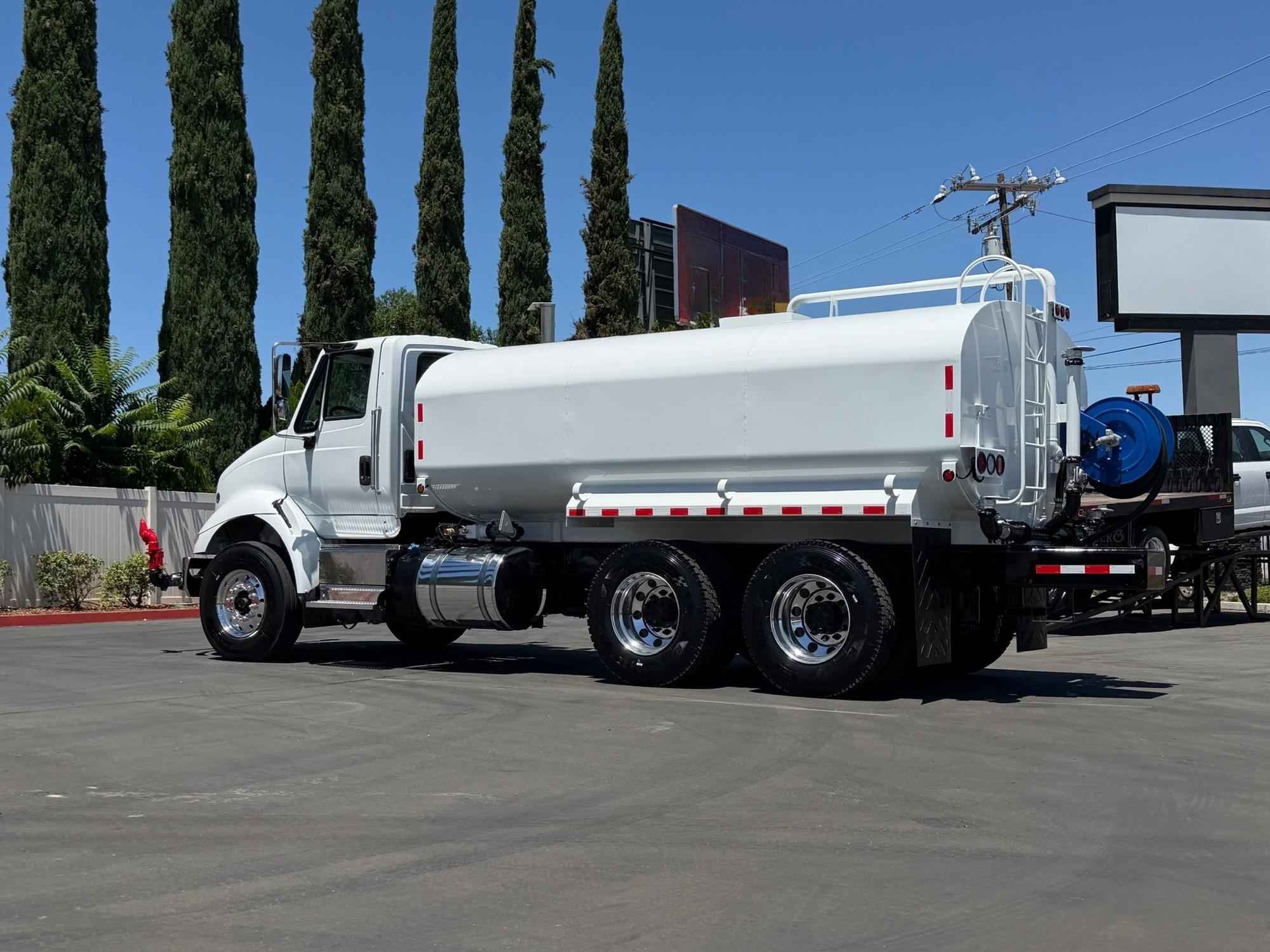 2016 International 8600 Tanker - image 2