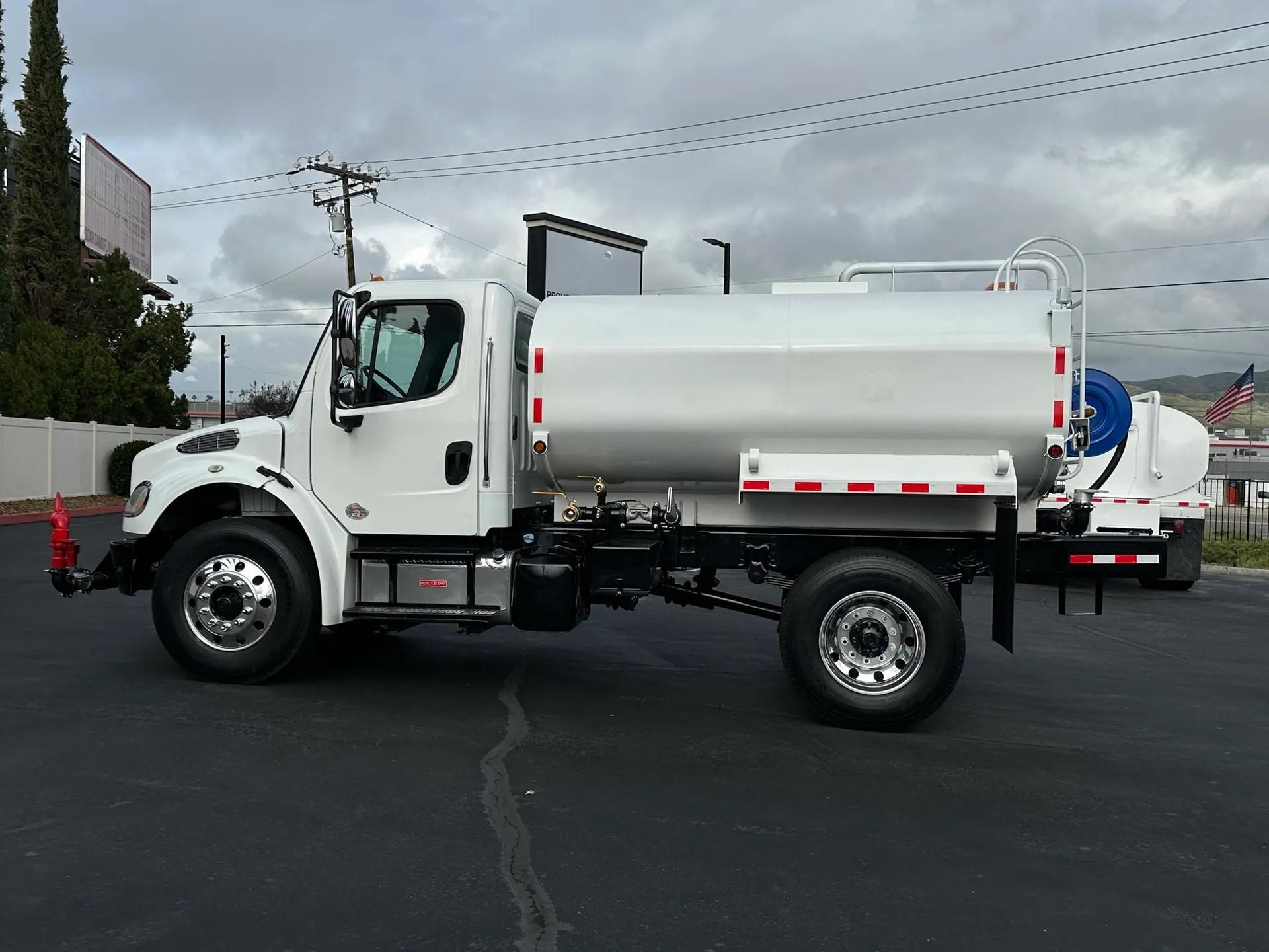 2016 Freightliner M2 Tanker - image 2
