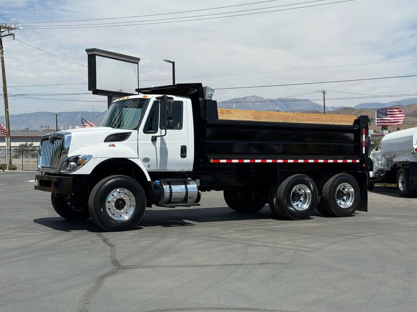 2018 International 7400 Dump Truck - image 1