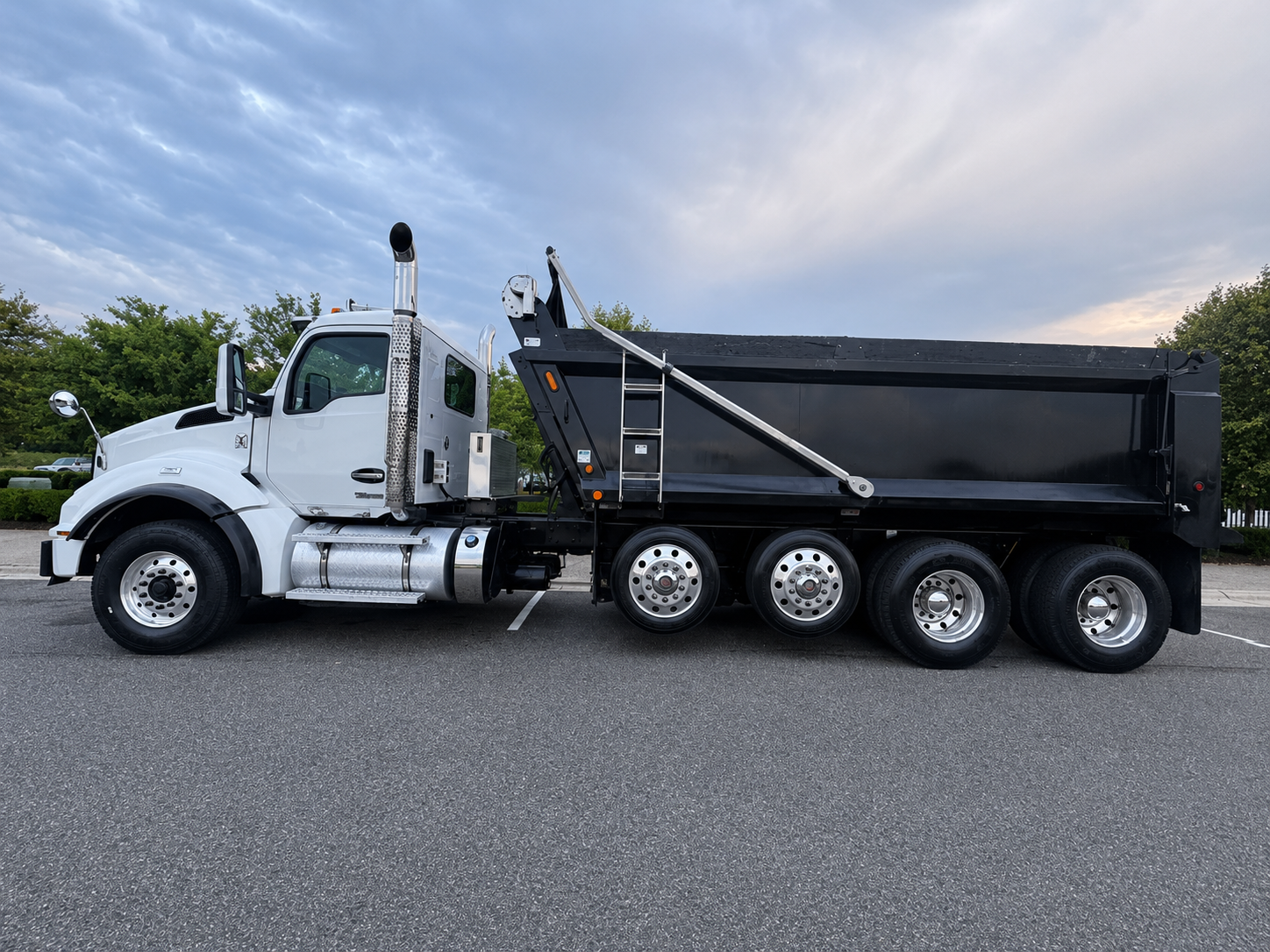 2023 Kenworth T880 Dump Truck - image 1