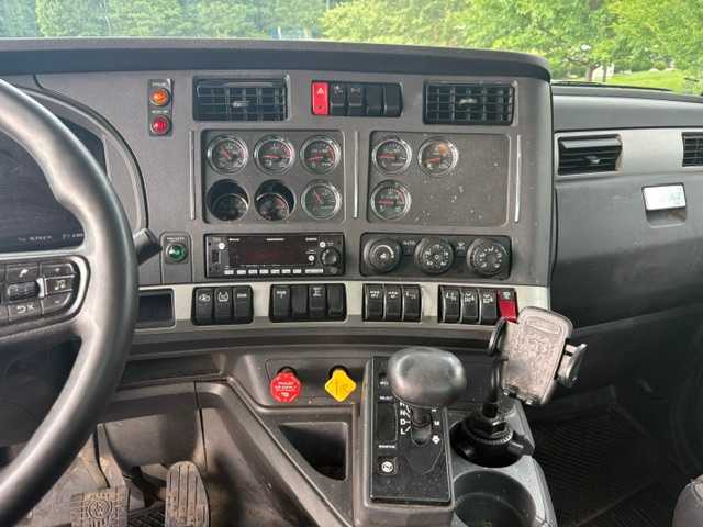 2023 Kenworth T880 Dump Truck — photo 8