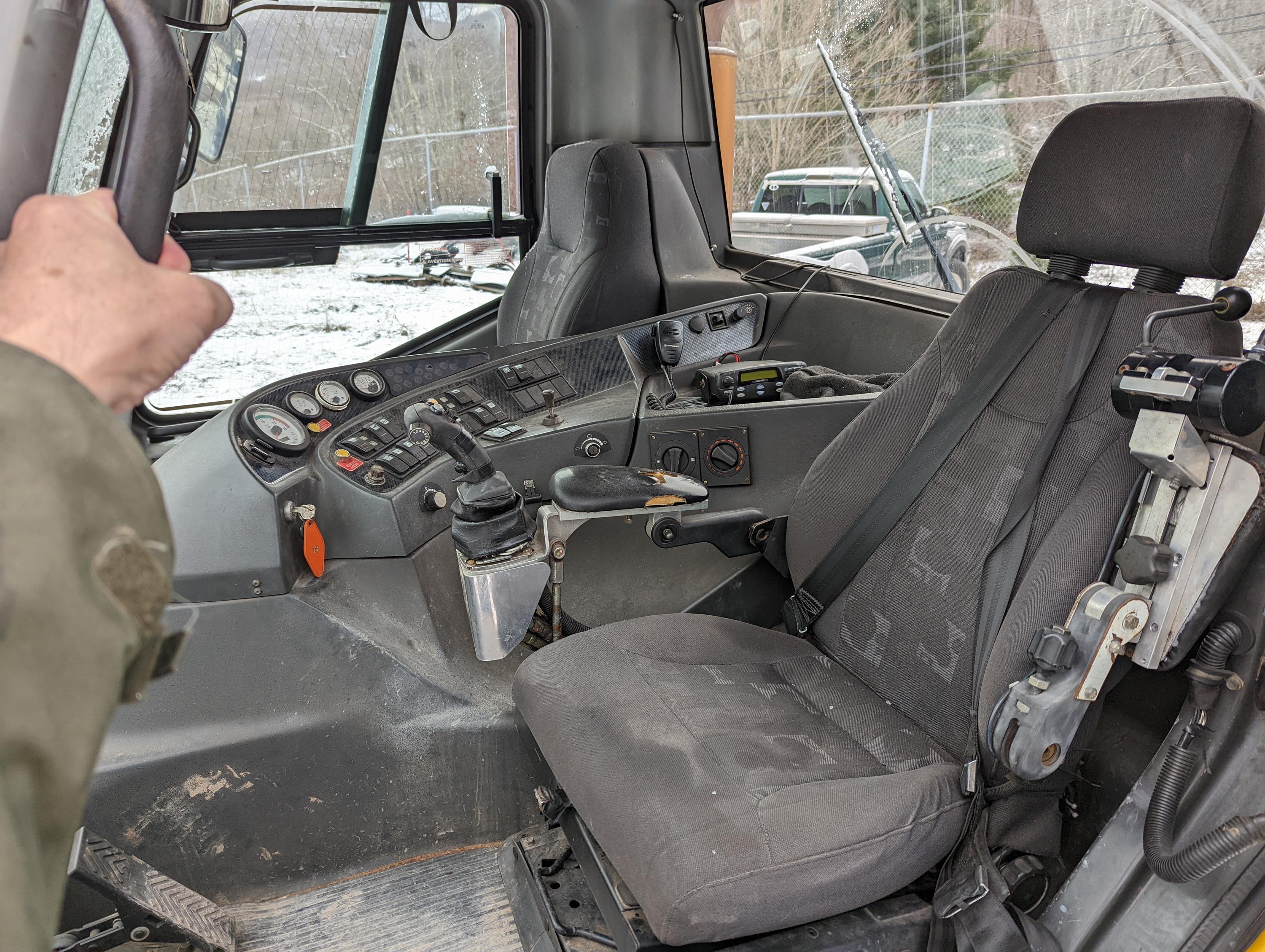 2004 Bombardier BR 350 snow groomer - image 12