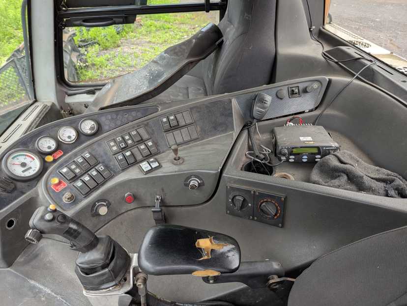2004 Bombardier BR 350 snow groomer — photo 3