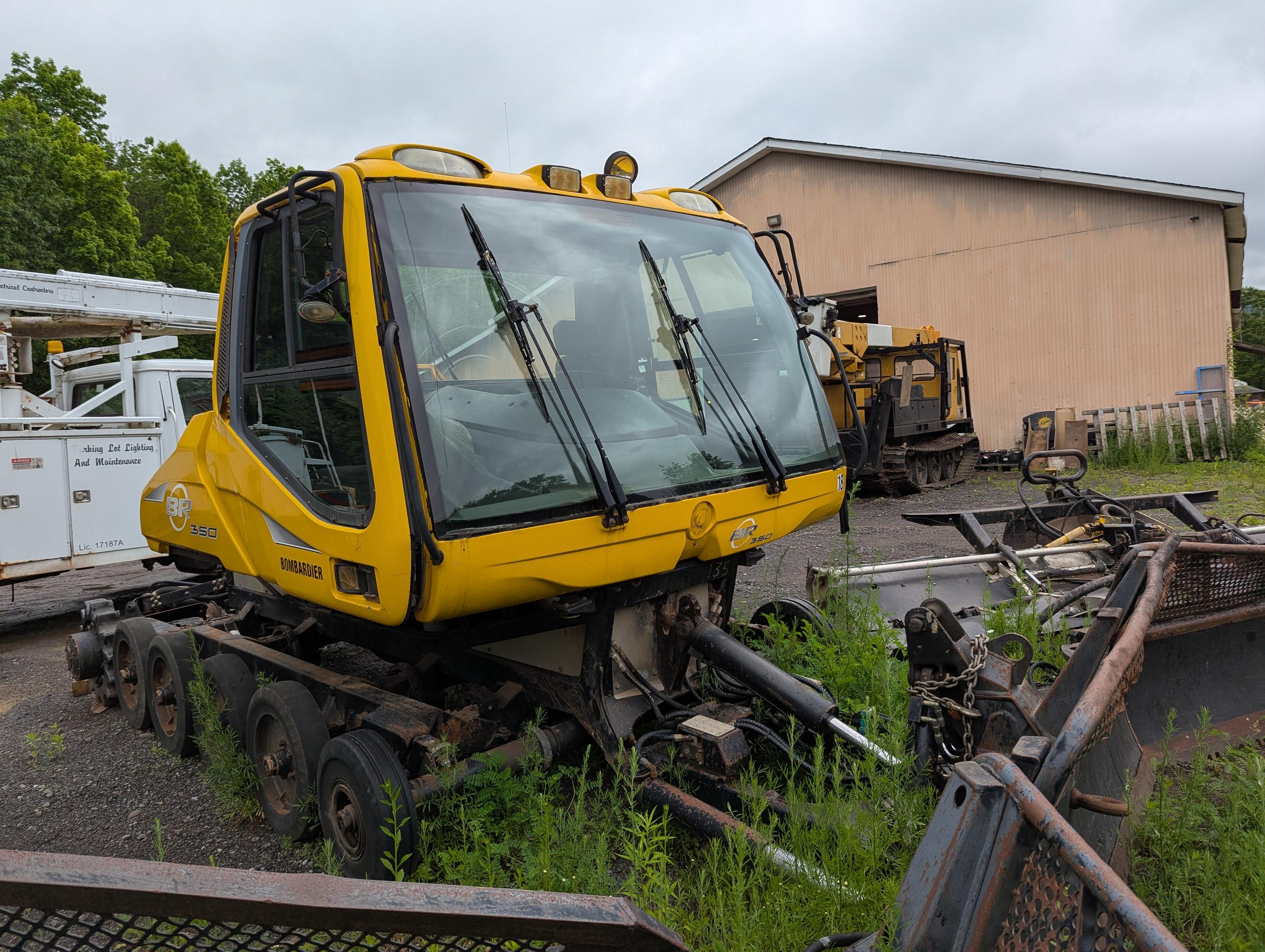 2004 Bombardier BR 350 snow groomer - image 7