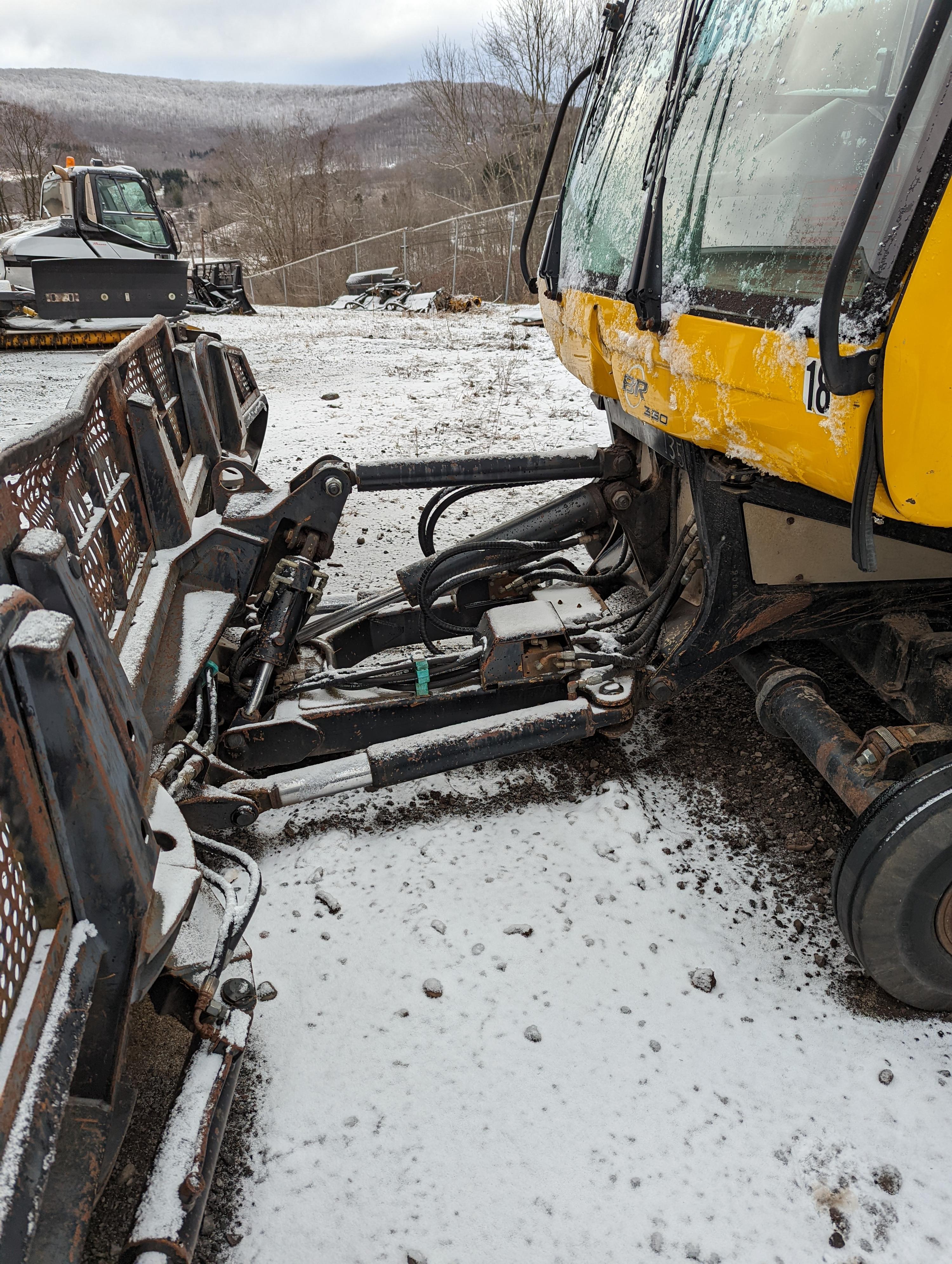 2004 Bombardier BR 350 snow groomer - image 20
