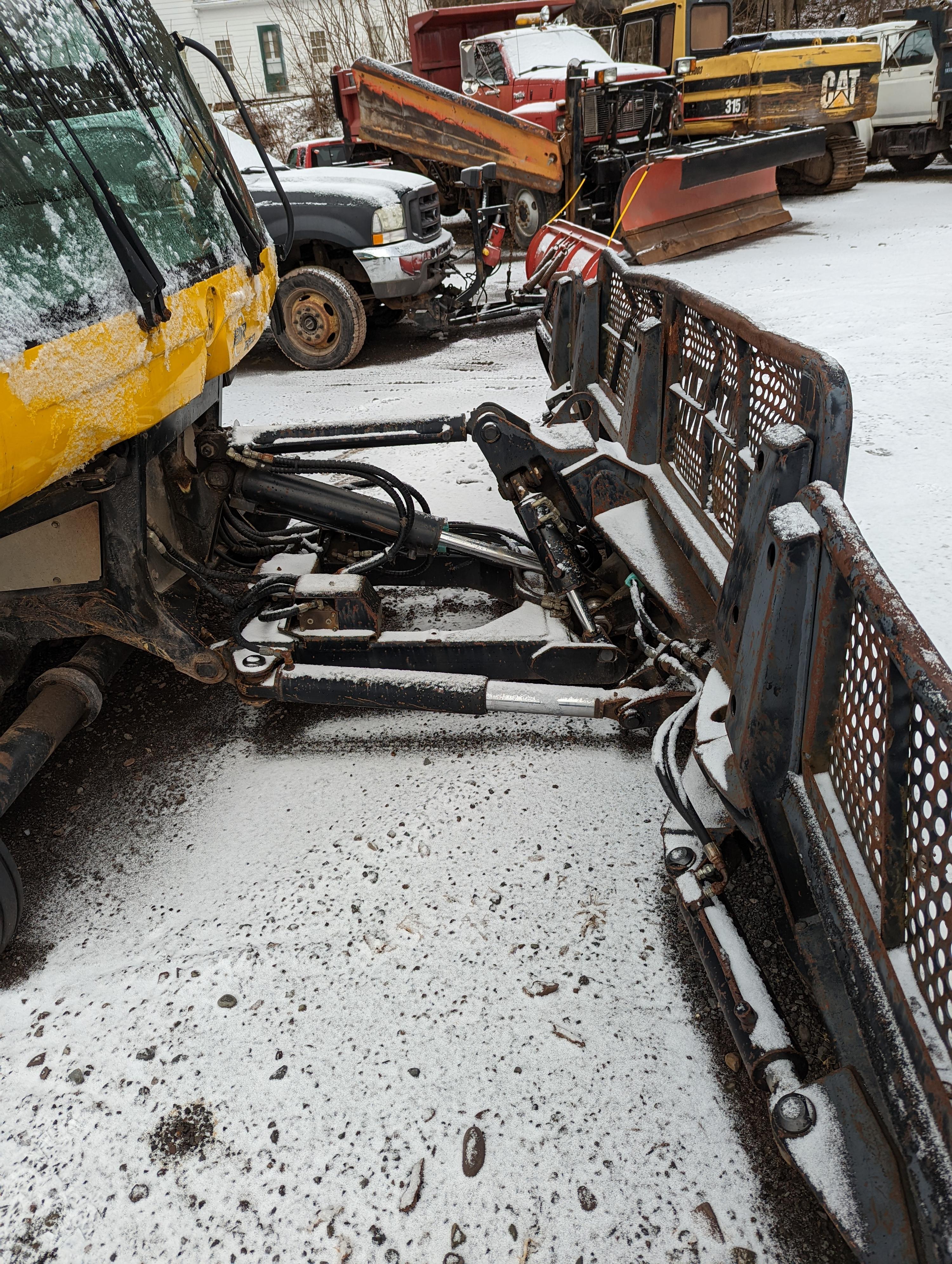 2004 Bombardier BR 350 snow groomer - image 17