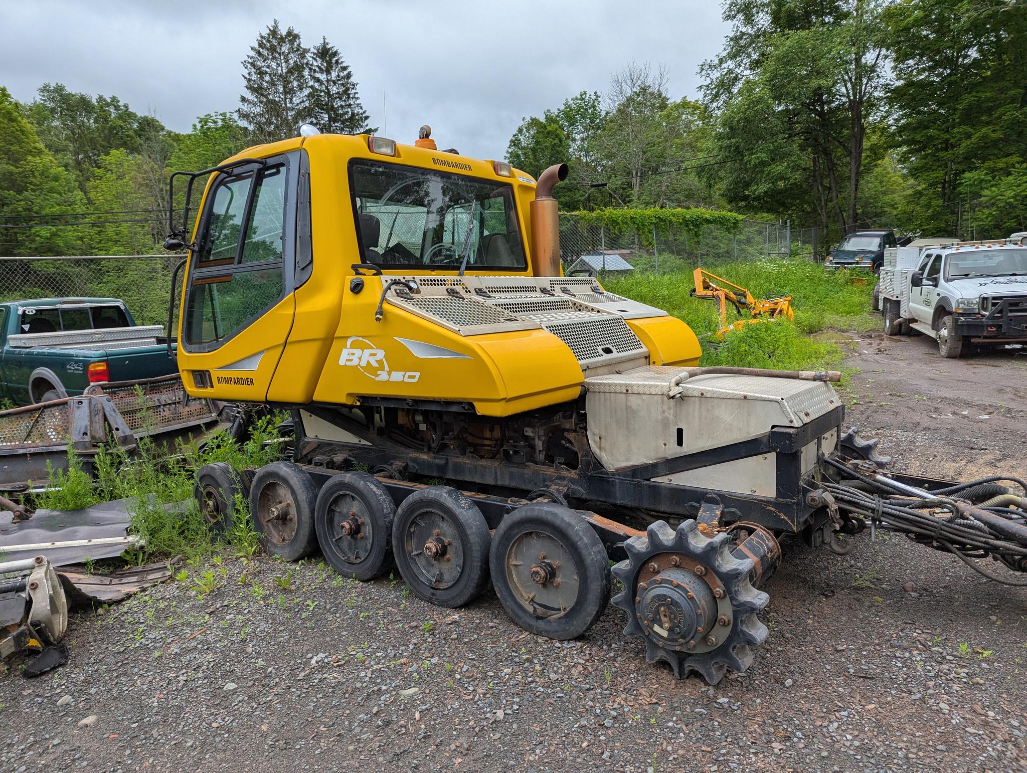 2004 Bombardier BR 350 snow groomer - image 2