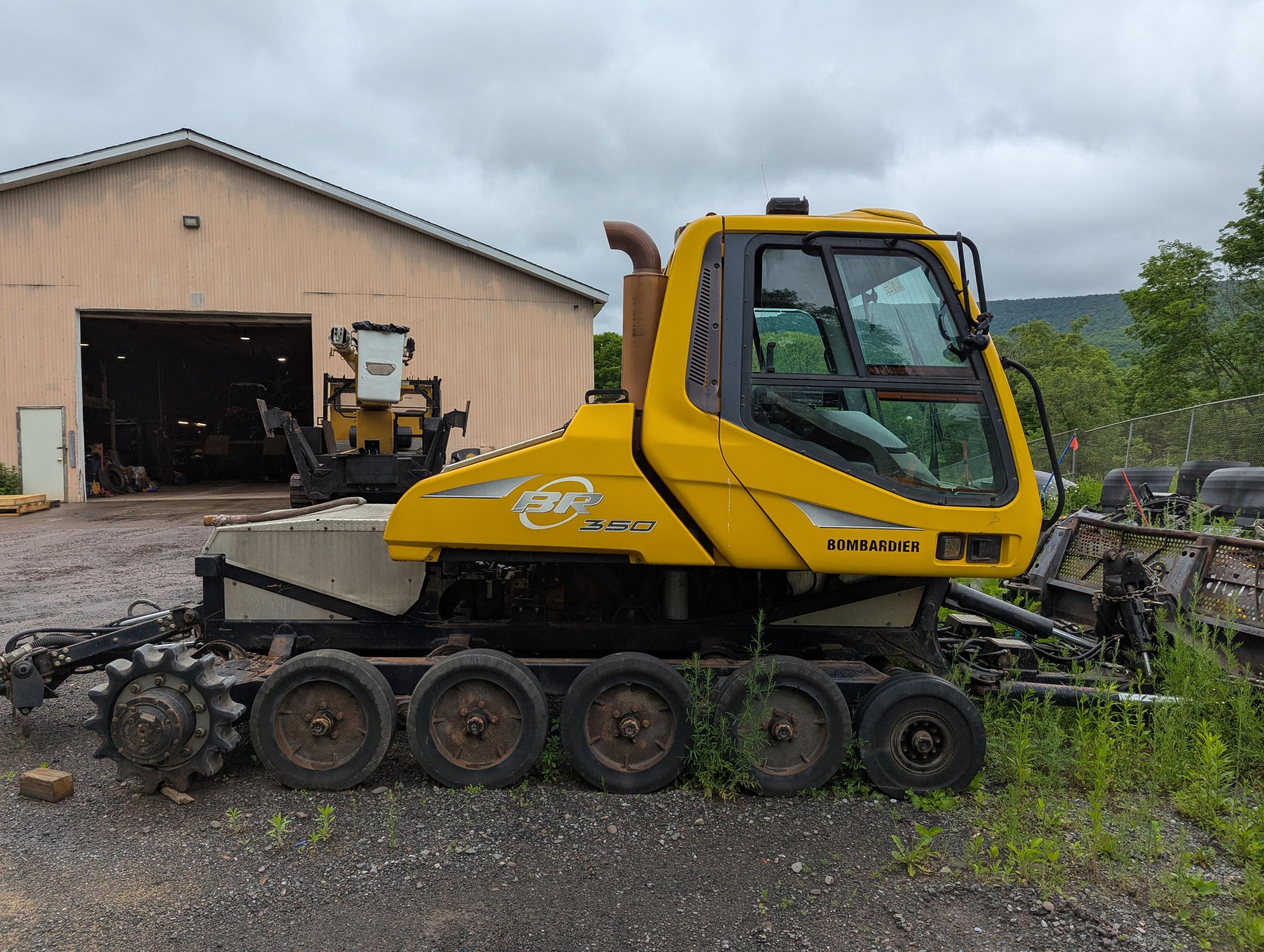 2004 Bombardier BR 350 snow groomer - image 6