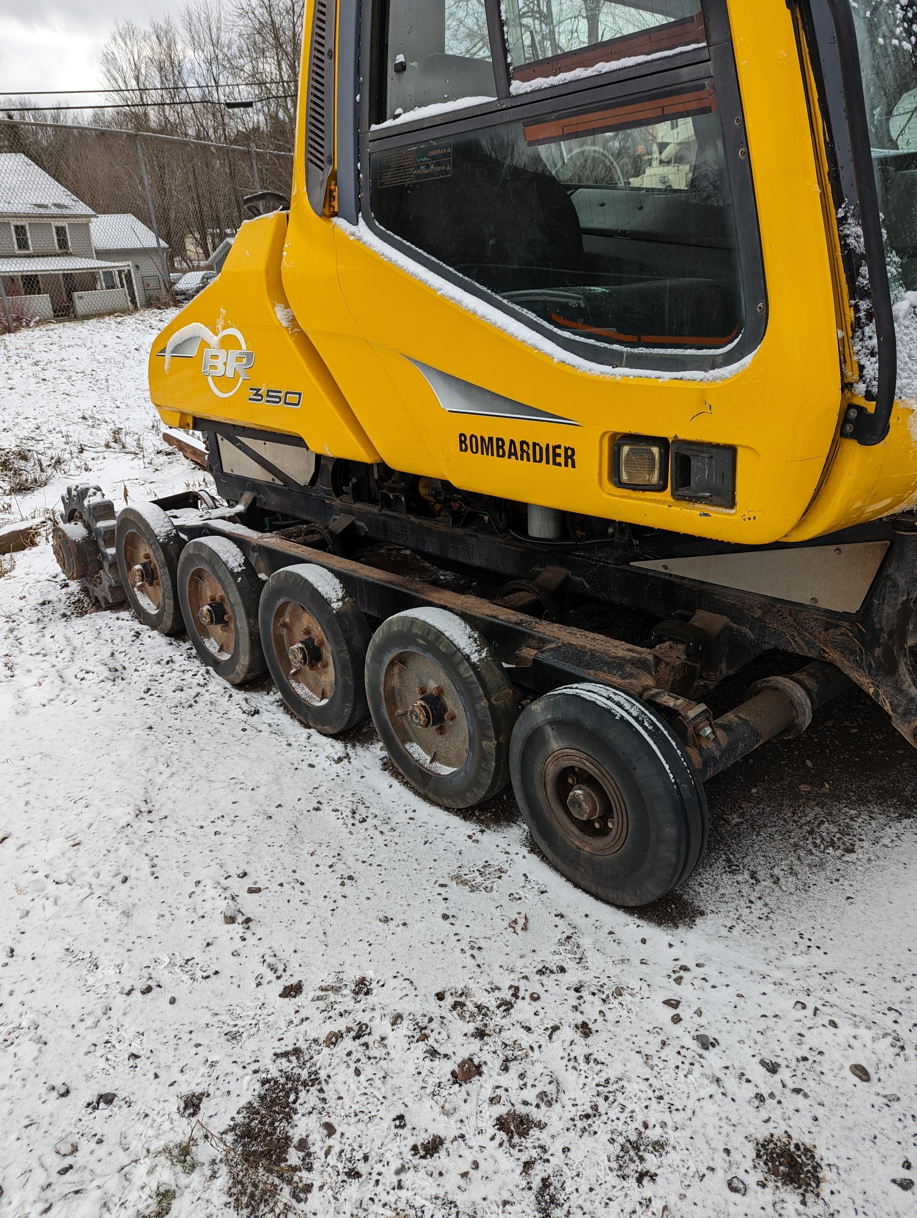 2004 Bombardier BR 350 snow groomer - image 18