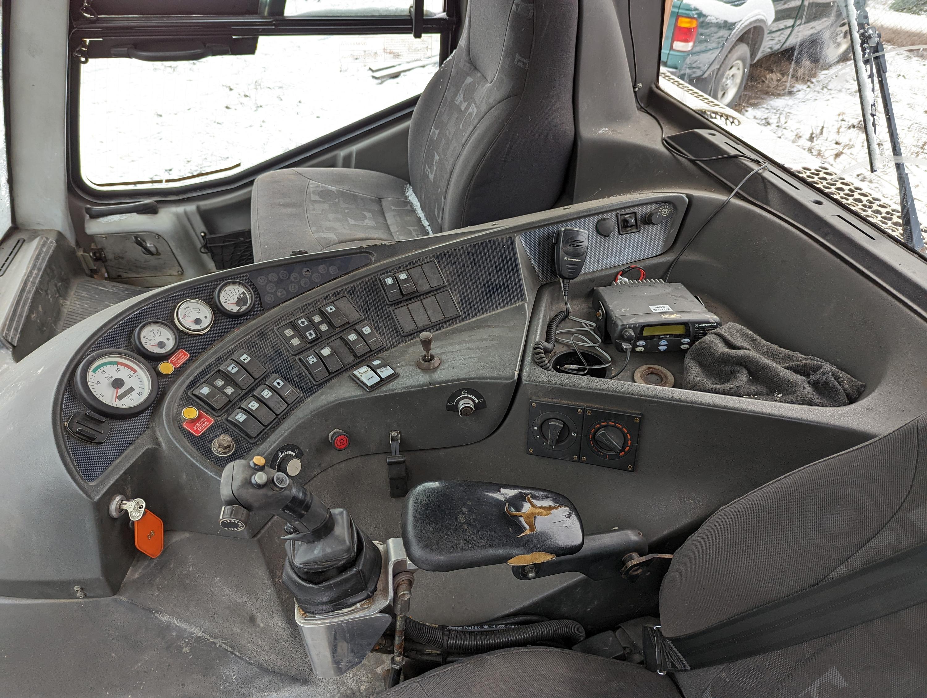 2004 Bombardier BR 350 snow groomer - image 11