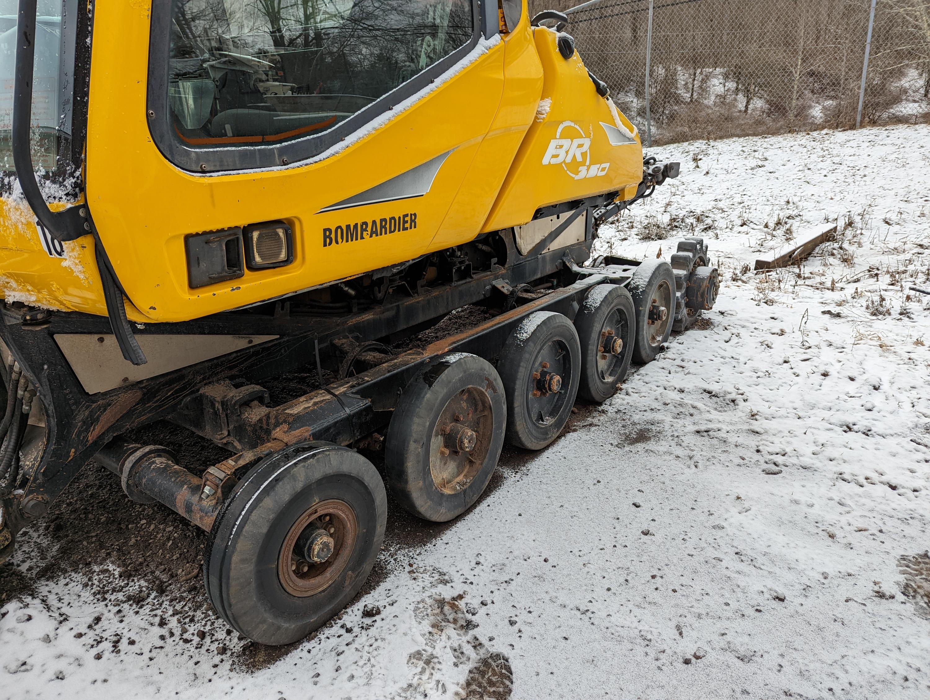 2004 Bombardier BR 350 snow groomer - image 21
