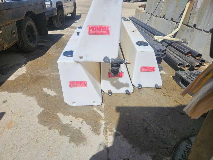 Four 100 gallon plastic saddle tanks - — photo 4