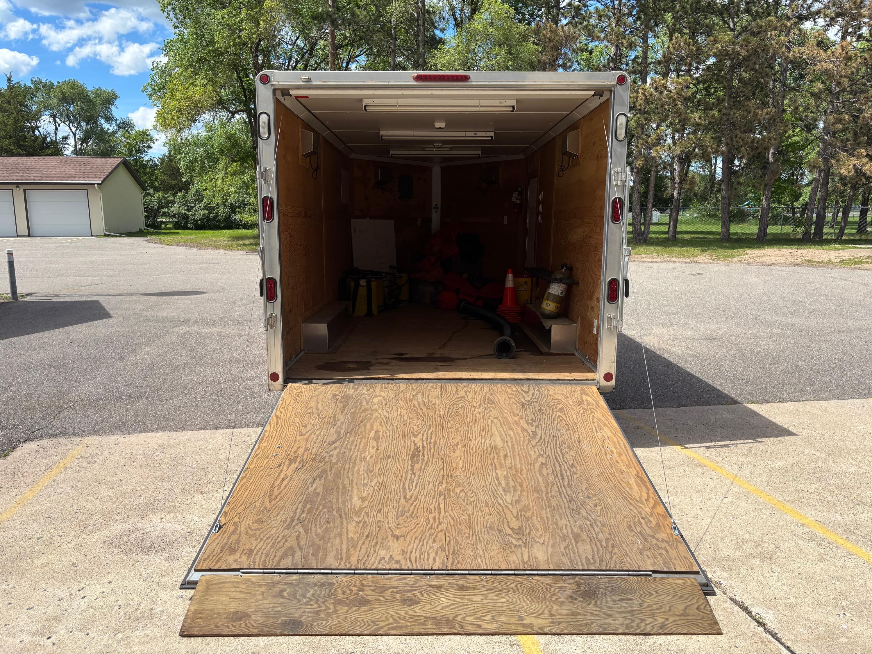 Enclosed command trailer - image 4