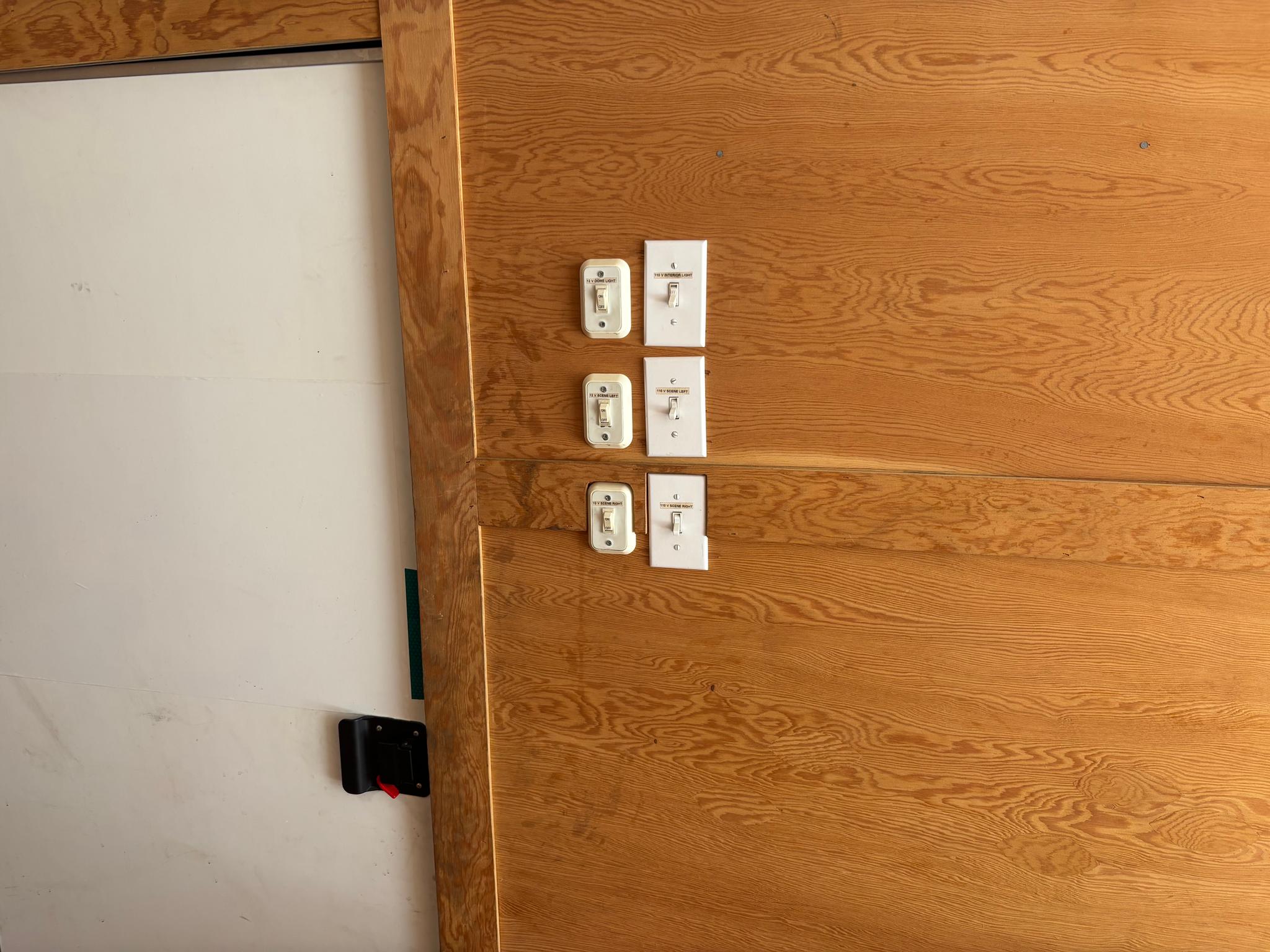 Enclosed command trailer - image 5