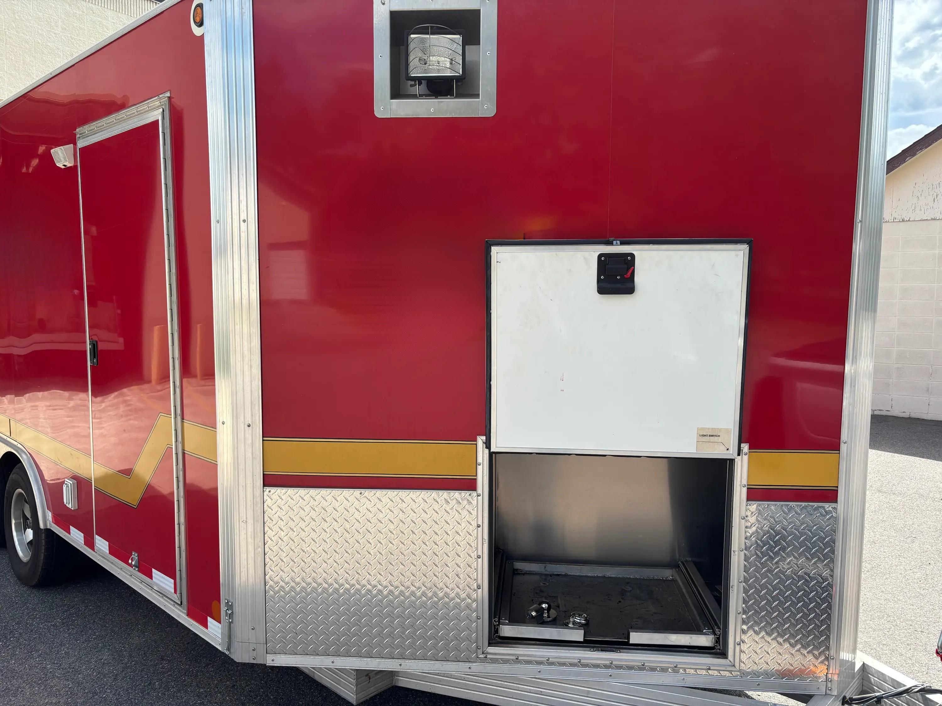 Enclosed command trailer - image 3