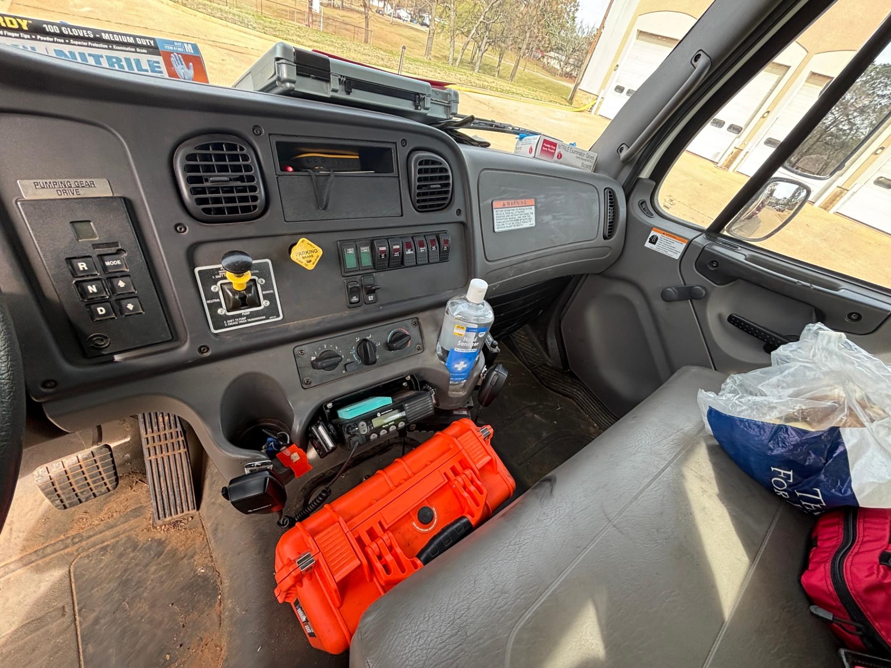 2004 E-One Freightliner Pumper - image 9