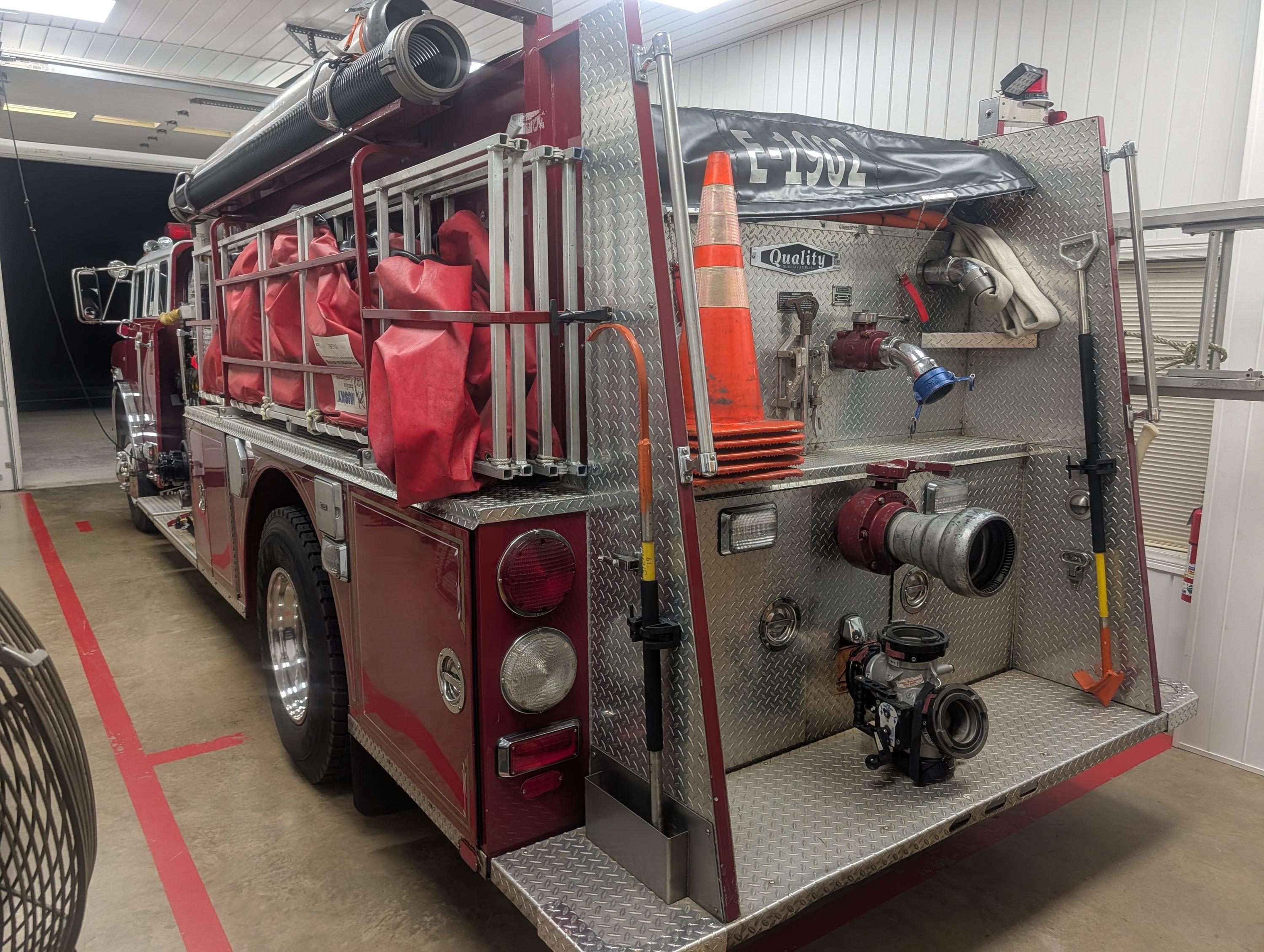 1990 Quality Ford Pumper Tanker - image 3
