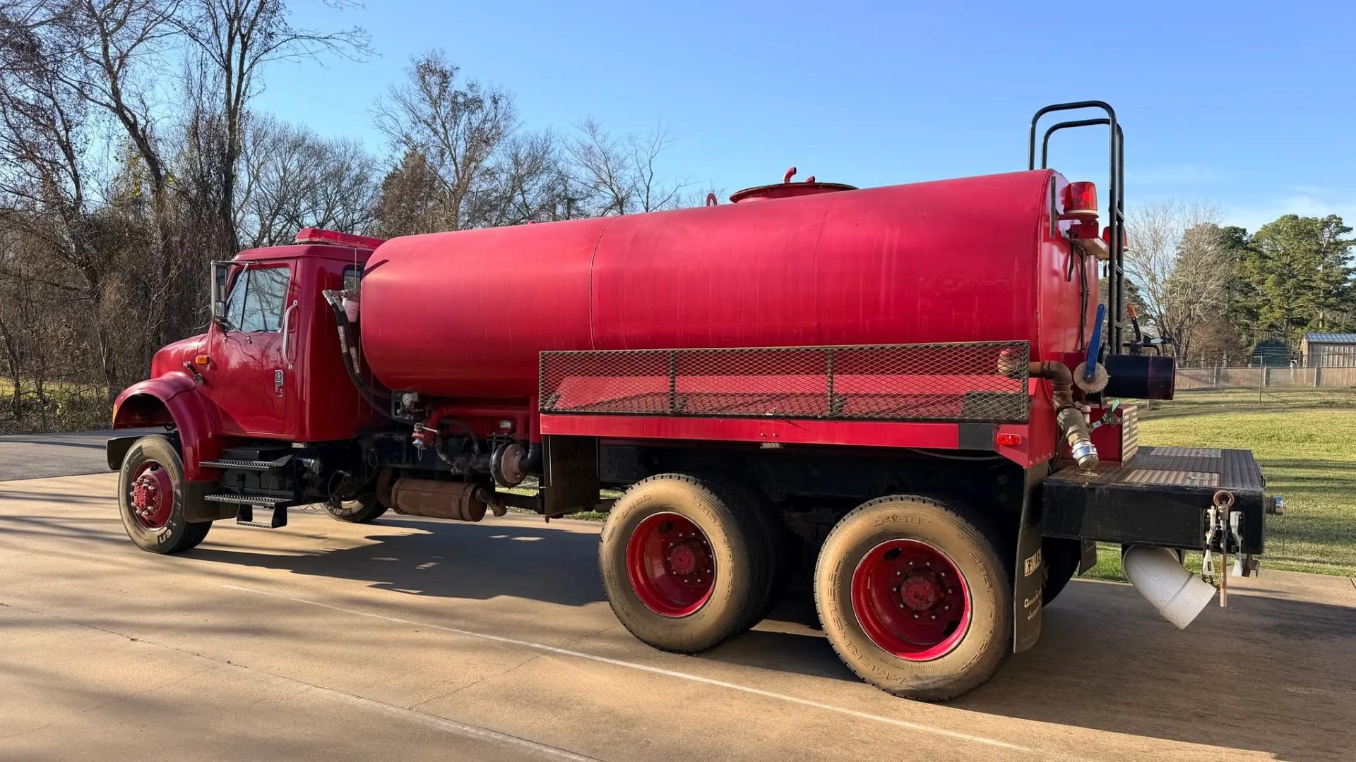 1991 International 4900 Tanker - image 5