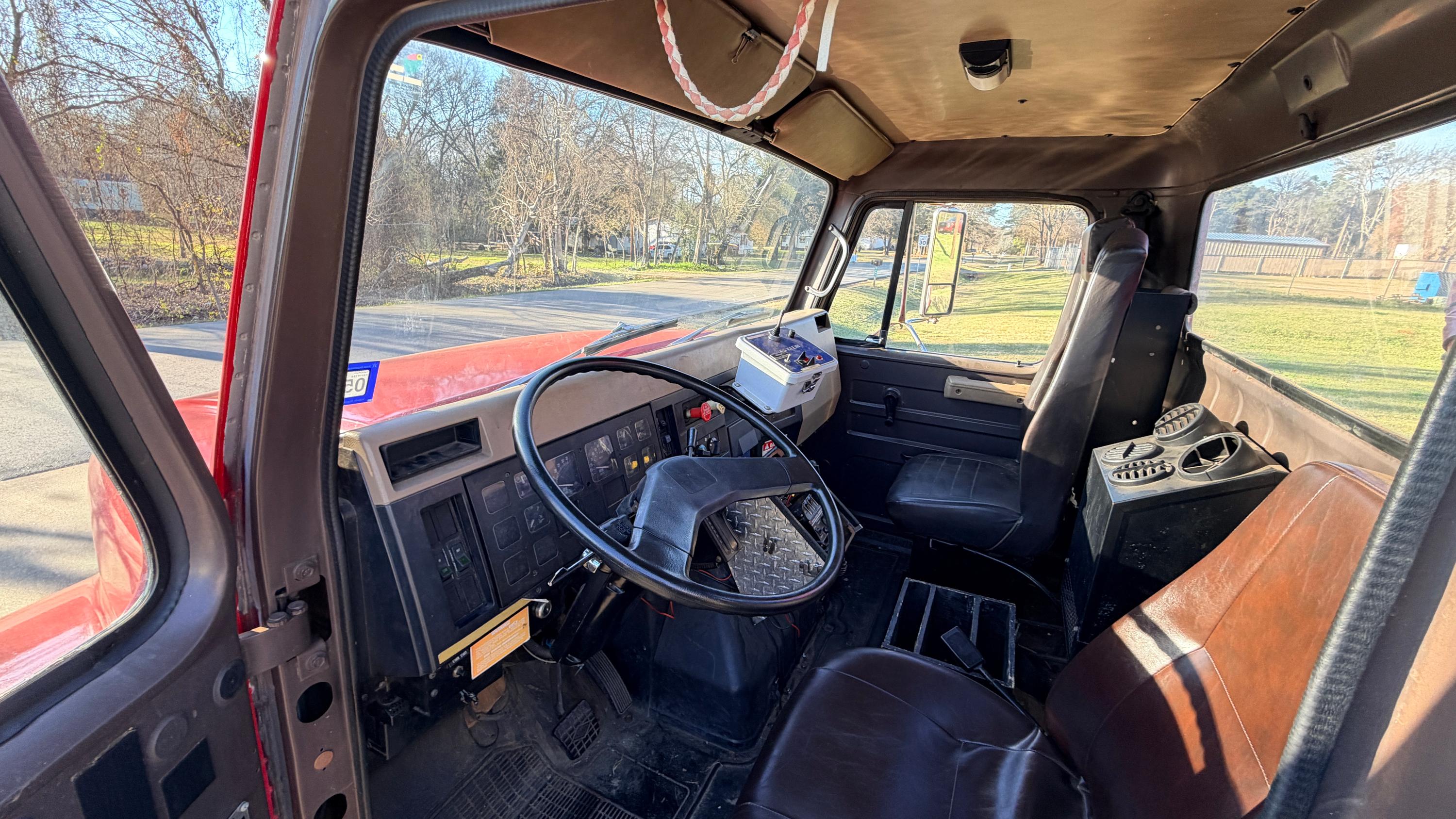 1991 International 4900 Tanker - image 6