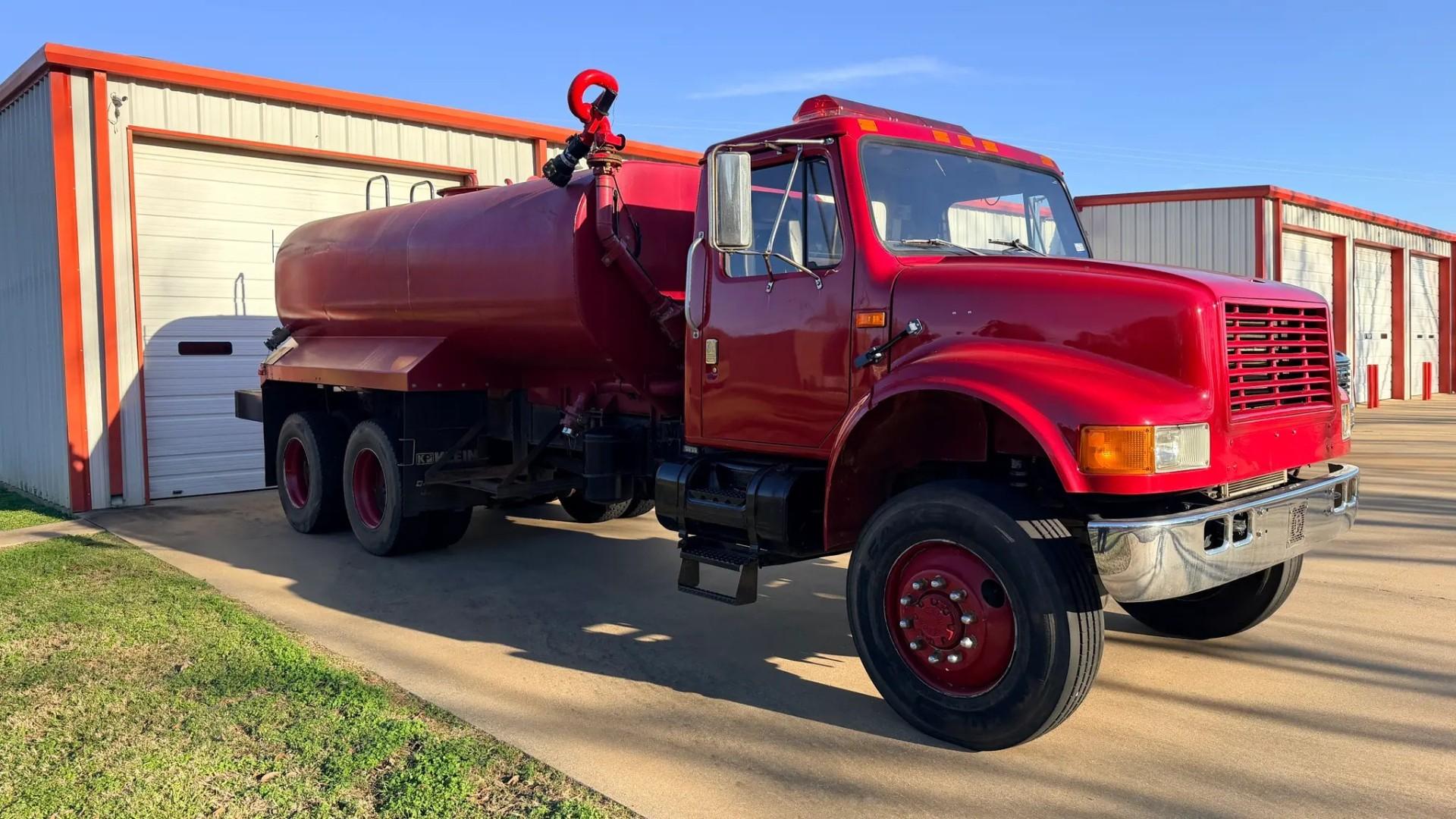 1991 International 4900 Tanker - image 2