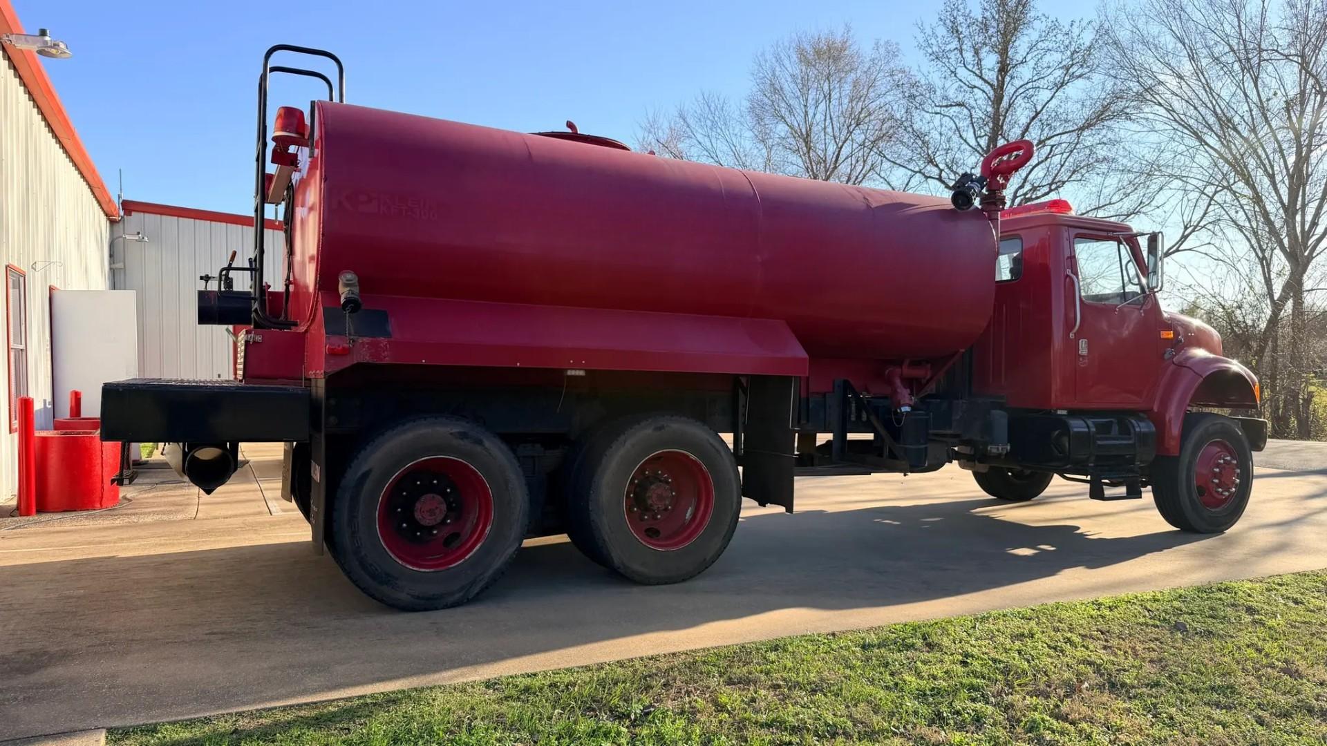 1991 International 4900 Tanker - image 4