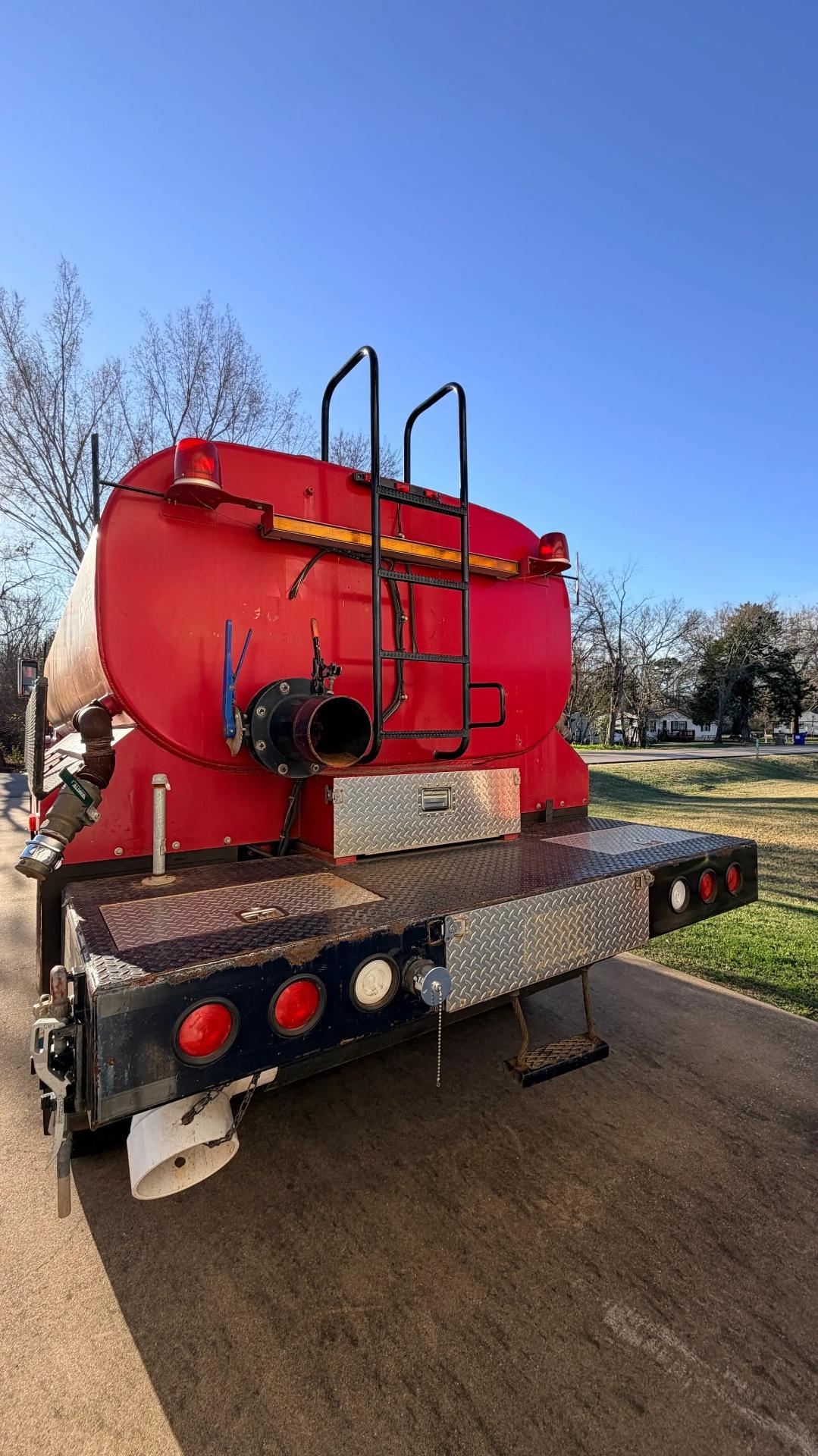 1991 International 4900 Tanker - image 3