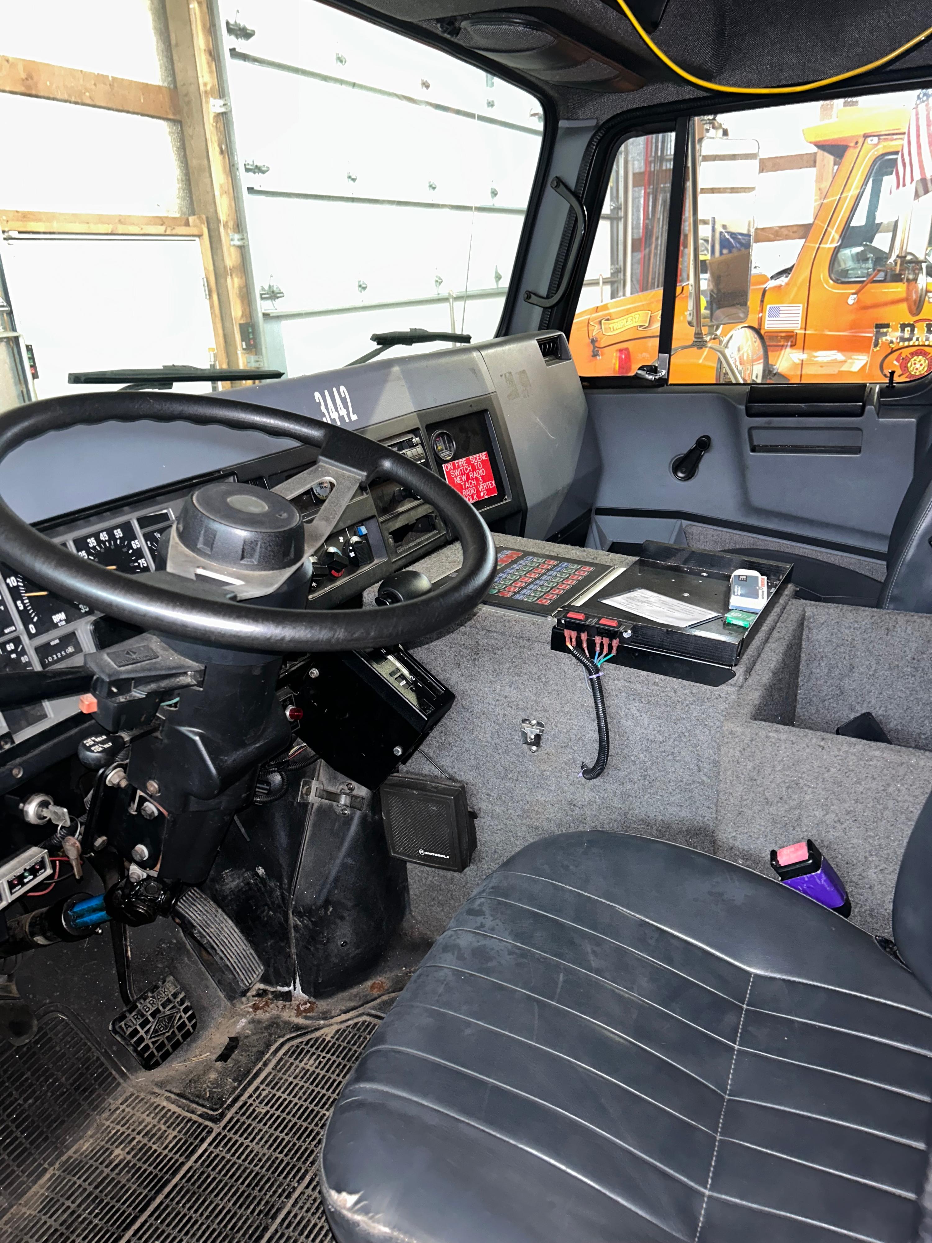 1994 International 4900 Heavy Rescue - image 11