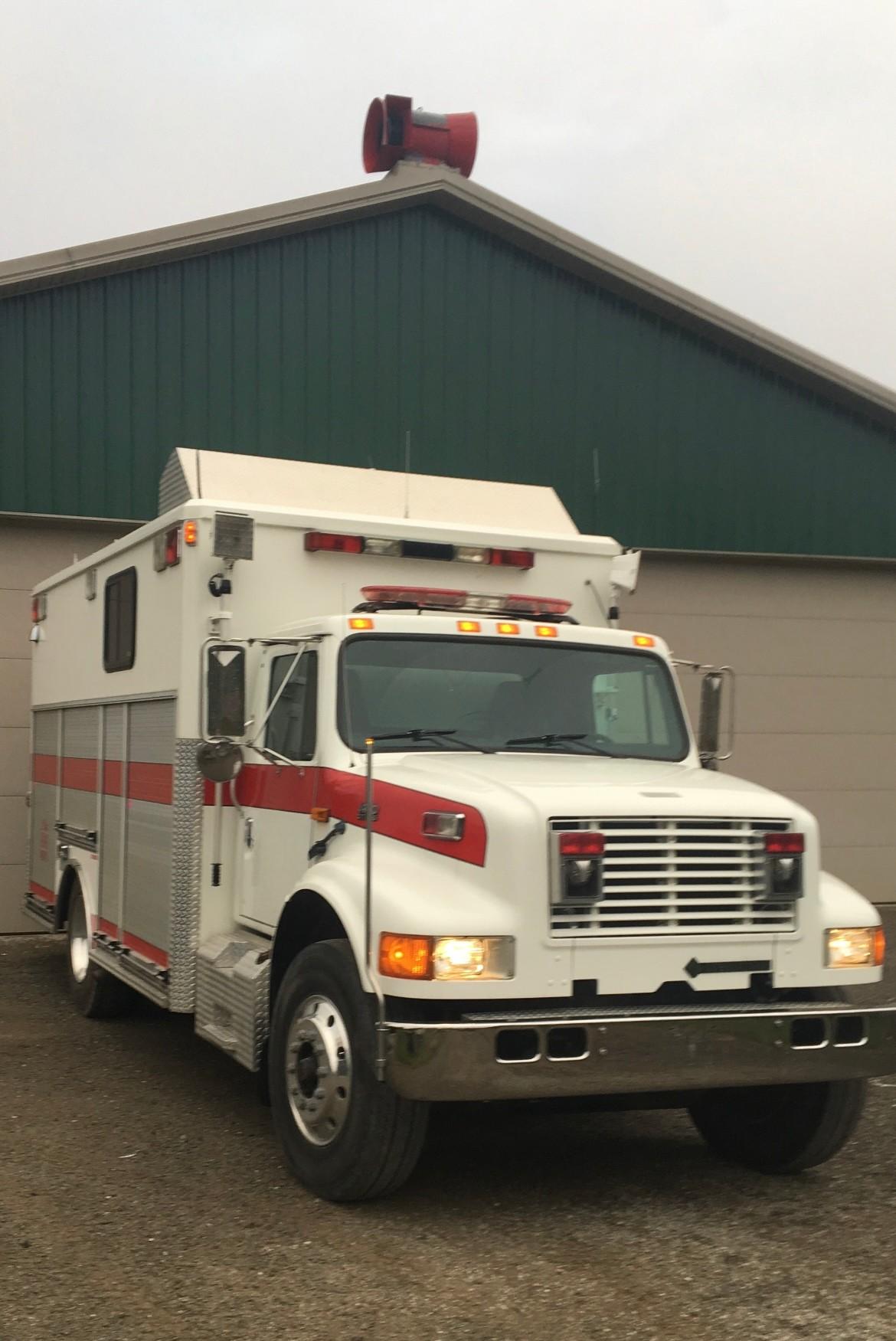 1994 International 4900 Heavy Rescue - image 1