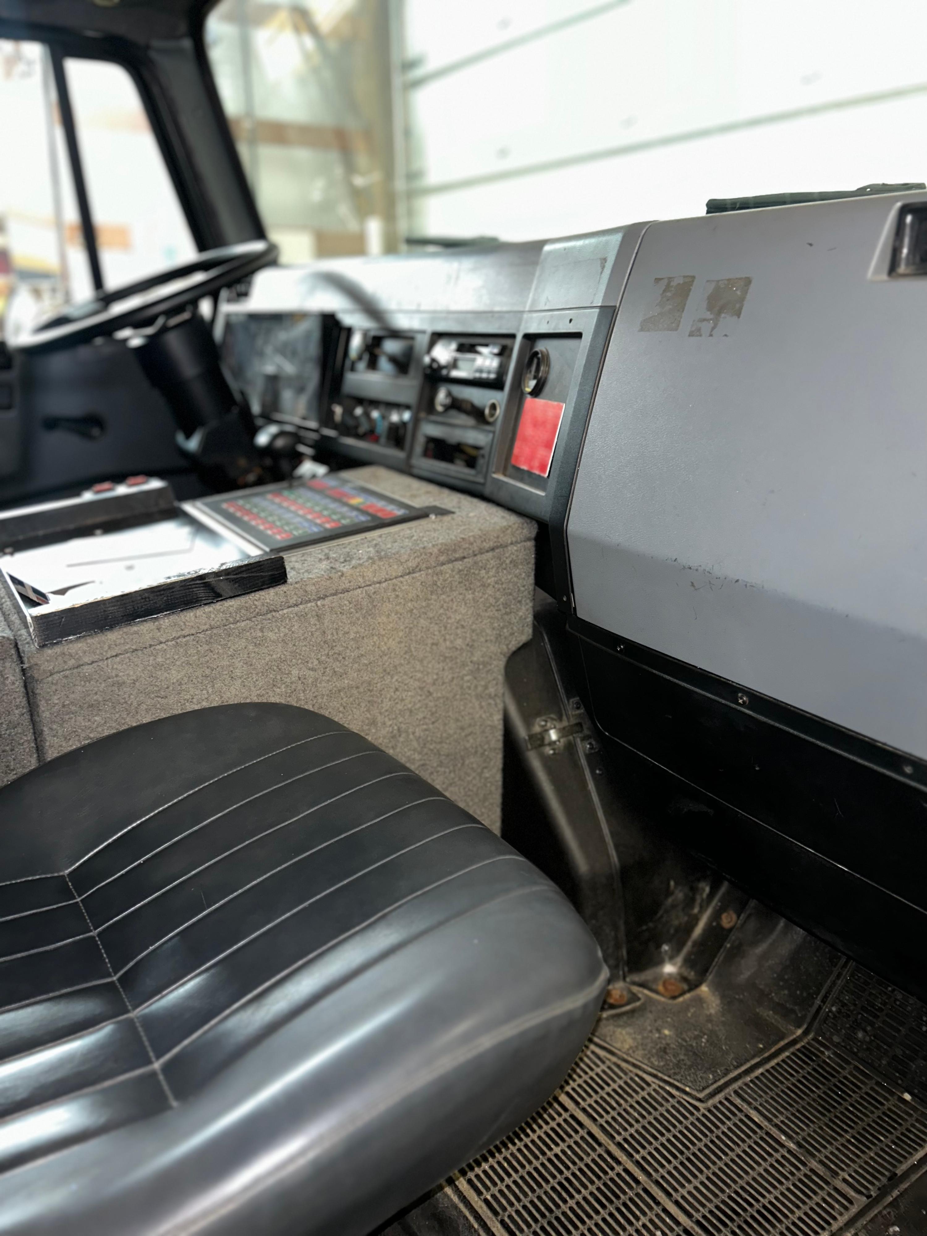 1994 International 4900 Heavy Rescue - image 12