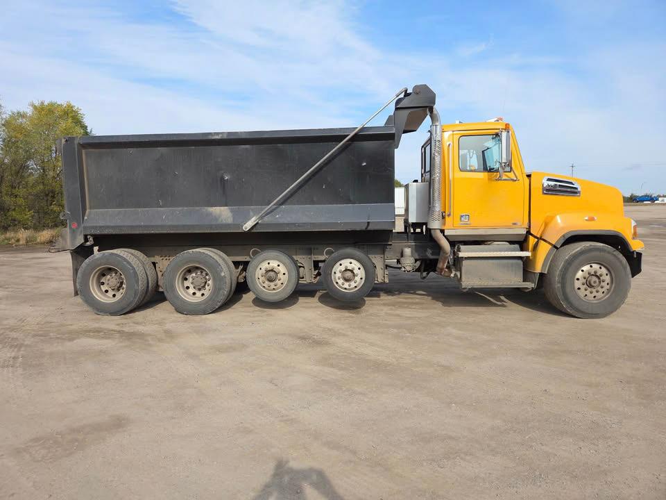 2016 Western Star 4700 Dump Truck - image 4